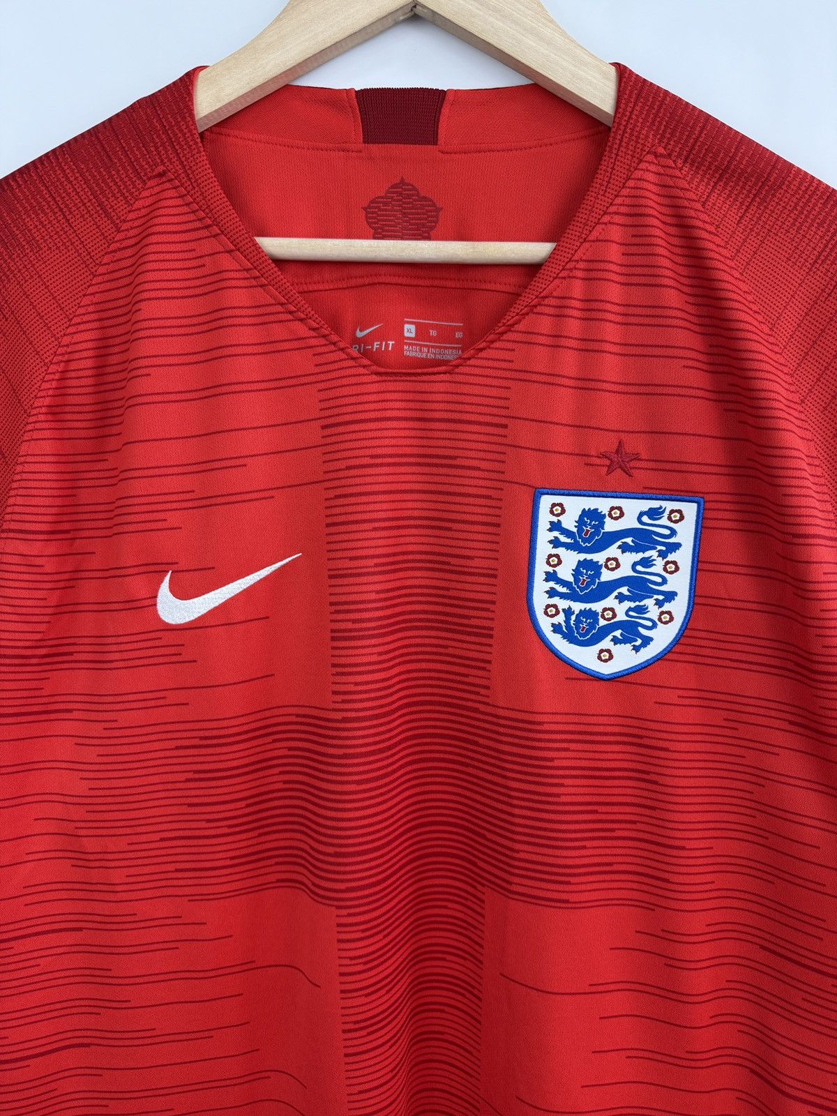 Nike 🏴󠁧󠁢󠁥󠁮󠁧󠁿 2018 Nike England Soccer Jersey T-Shirt Rare Retro Y2K Size US XL / EU 56 / 4 - 4 Thumbnail