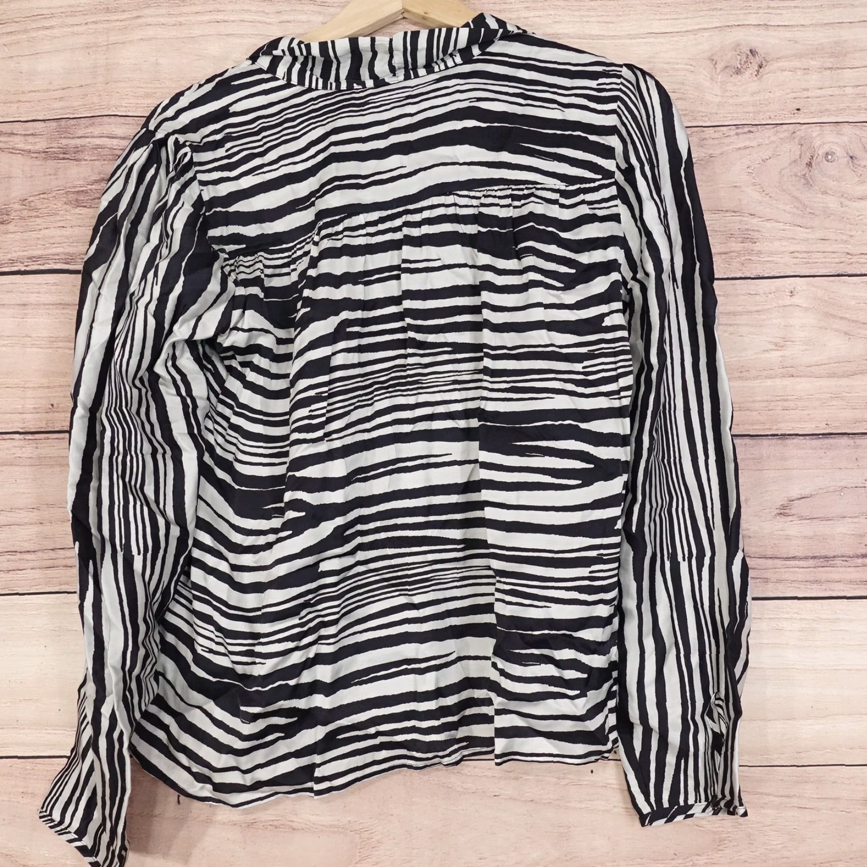 Banana Republic Banana Republic Blouse Womens Small Black White Zebra Stripe Long Sleeve Top Mens is incorrect it should be Womens Size S / US 4 / IT 40 - 4 Thumbnail