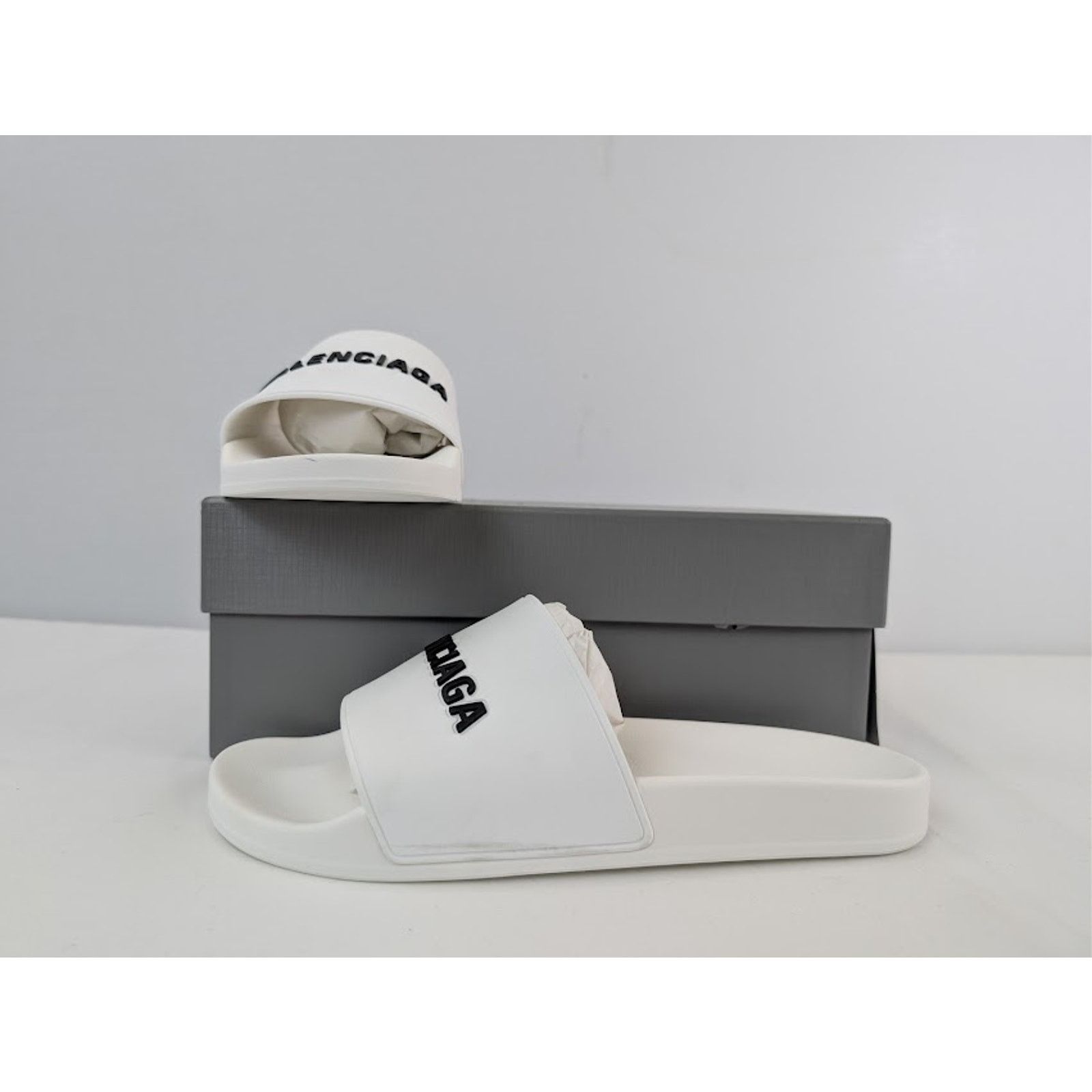 Balenciaga o1rshd1 Q:2 / Rubber Logo Pool Slide Sandals White / Black Size US 14 / EU 47 - 20 Thumbnail