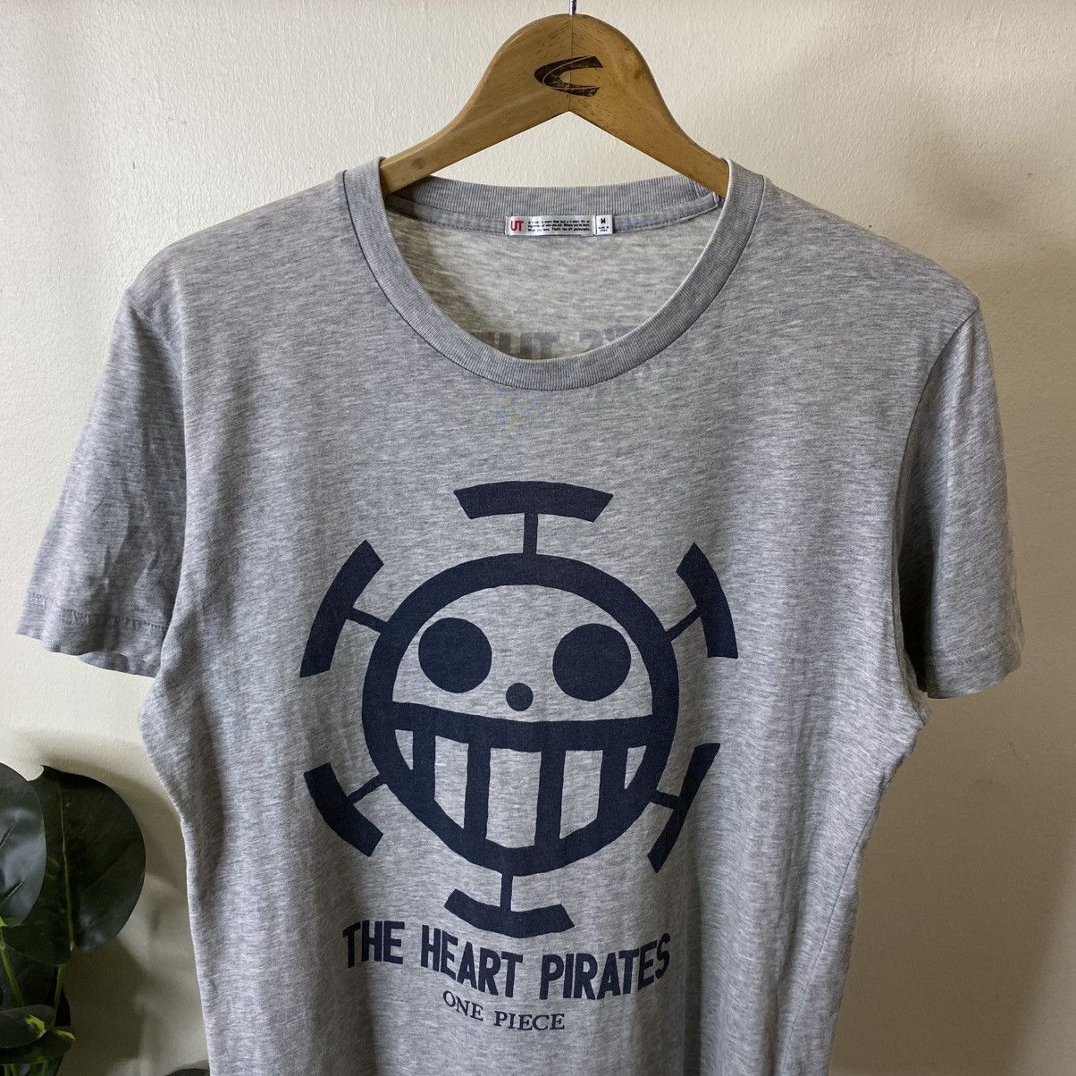One Piece Uniqlo UT x One Piece Anime Manga Series Trafalgar Law Tee Size US M / EU 48-50 / 2 - 2 Thumbnail