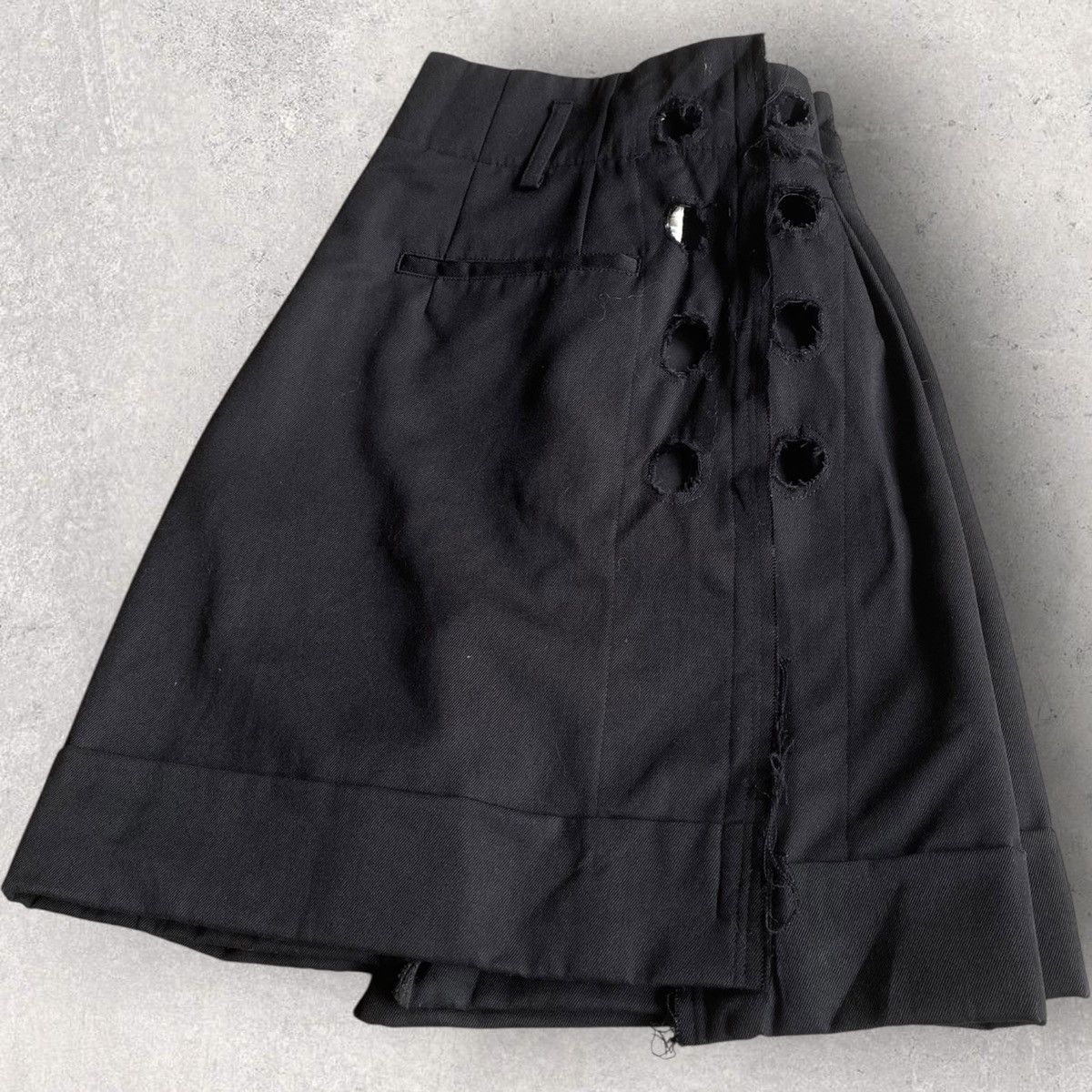 Comme des Garcons 2015 Comme Des Garcons Side Holes Pleats Shorts Size 27" / US 4 / IT 40 - 4 Thumbnail