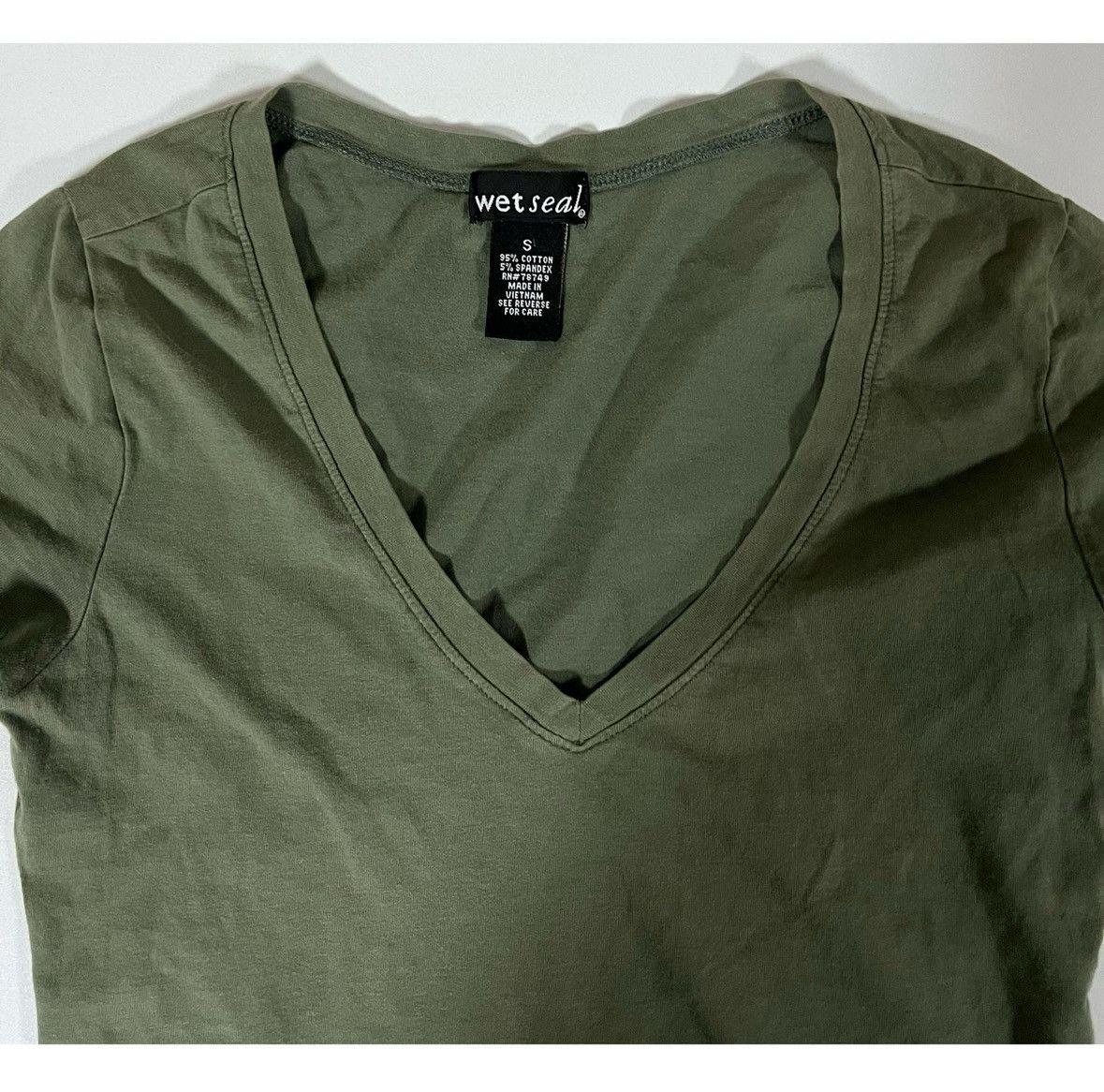 Japanese Brand Wet Seal Olive Green V-Neck T-Shirt Top Blouse Tee Size S ✨ Size S / US 4 / IT 40 - 4 Thumbnail