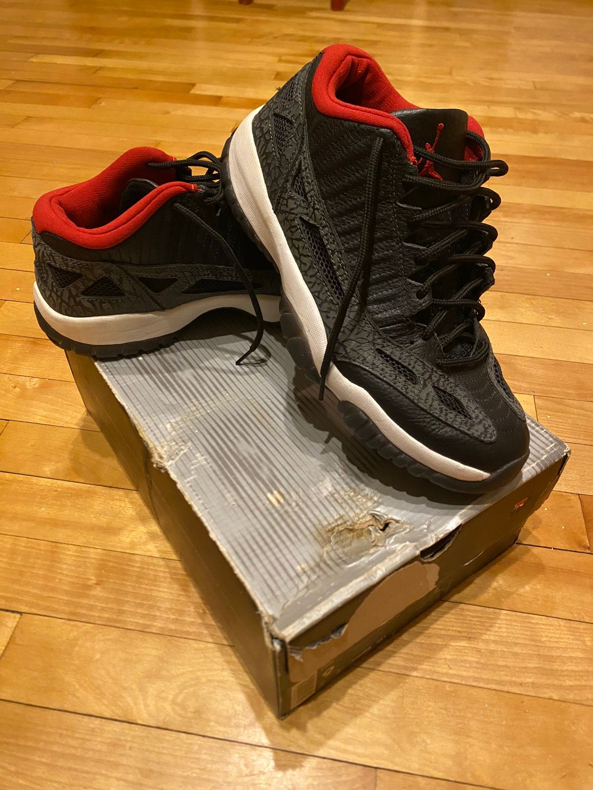 Nike Jordan 11 retro 2002 low Size US 9 / EU 42 - 1 Preview