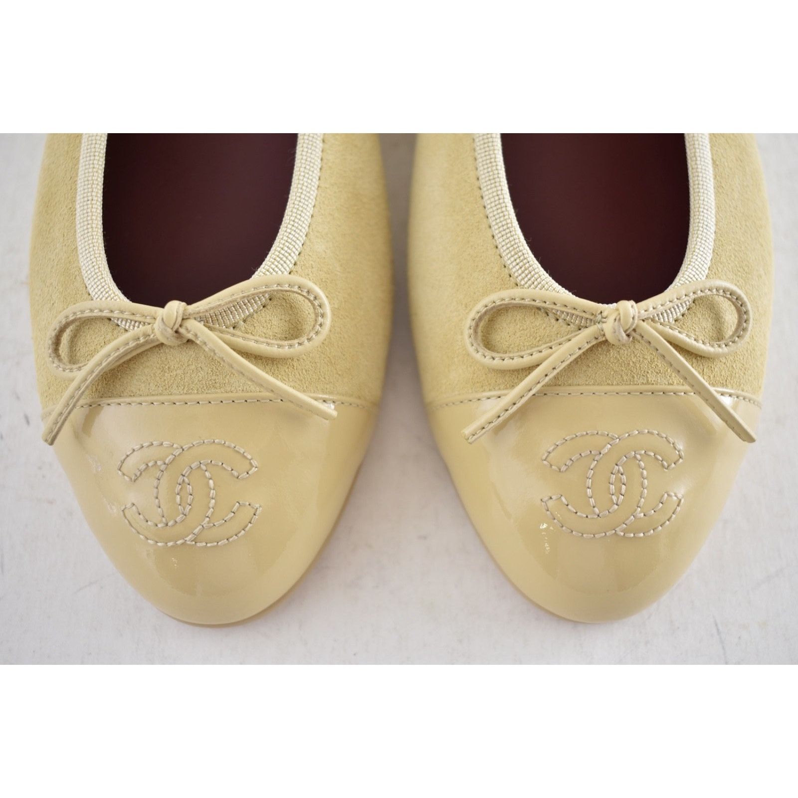 Chanel Chanel 26A Beige Suede Patent CC Bow Ballet Flat 39 Size US 9 / IT 39 - 11 Thumbnail