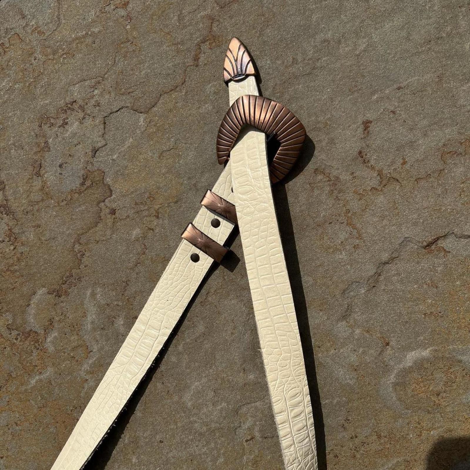 Vintage Vintage 90s Cream Leather Metal Tip Alligator Embossed Belt Size ONE SIZE - 2 Thumbnail
