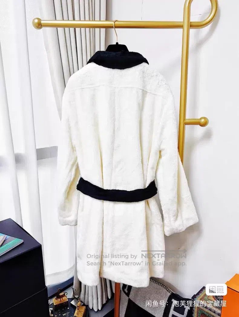Chanel Chanel Long sleeves with black edges coat Size L / US 10 / IT 46 - 3 Thumbnail