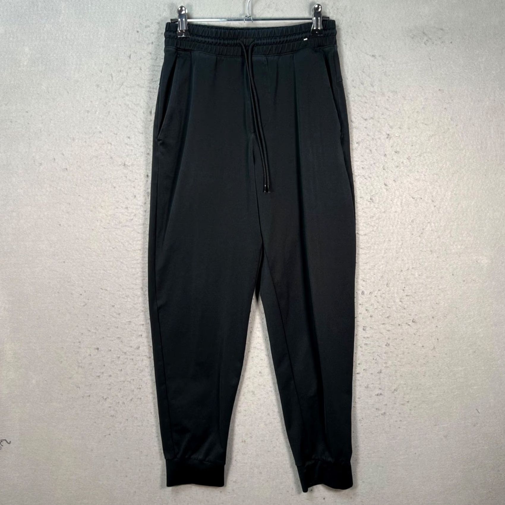 Uniqlo Uniqlo Mens Small Black Ultra Stretch Jogger Pants Drawstring Slim Tapered Pockets Solid 28in Inseam Regular Fit Casual Shoes? Size US 29 - 2 Thumbnail