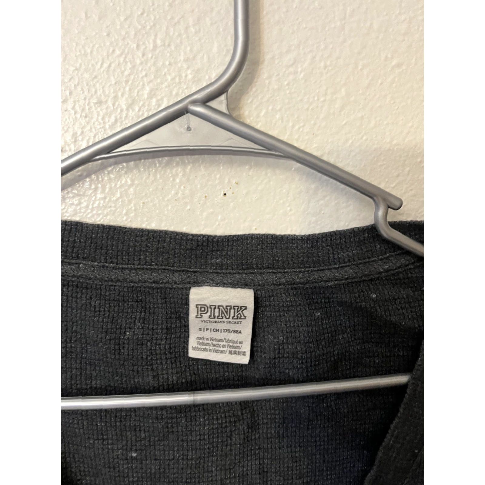 Victoria's Secret Victoria's Secret Gray Long Sleeve T-Shirt Womens S V-Neck Pullover Classic Fit Size S / US 4 / IT 40 - 3 Thumbnail