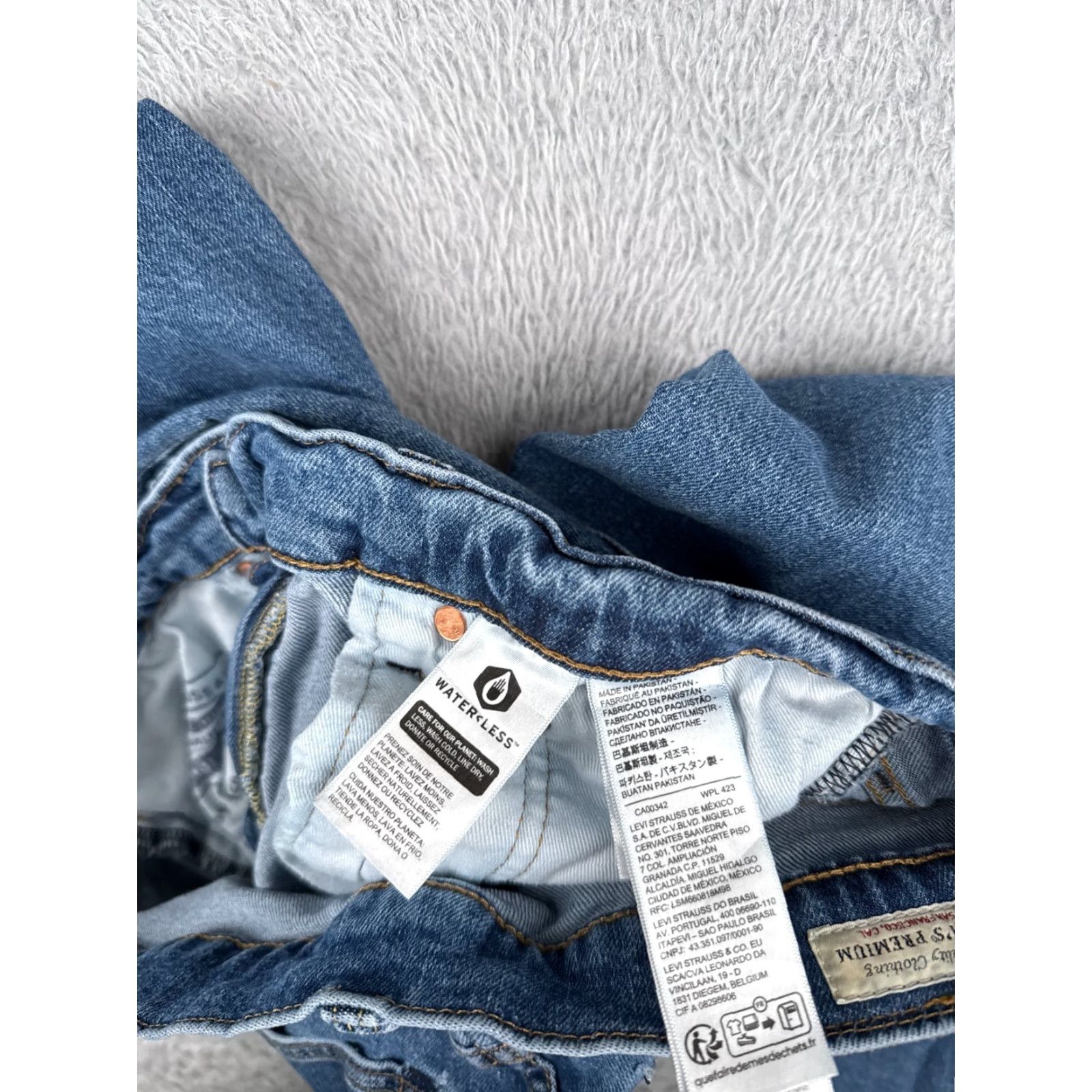 Levi's VINTAGE Levis Jeans Mens 32 Blue Denim Levi's 511 Slim Straight 5-Pocket Cotton Blend 30x33 Regular Inseam 33" Medium Wash Size US 32 / EU 48 - 7 Thumbnail