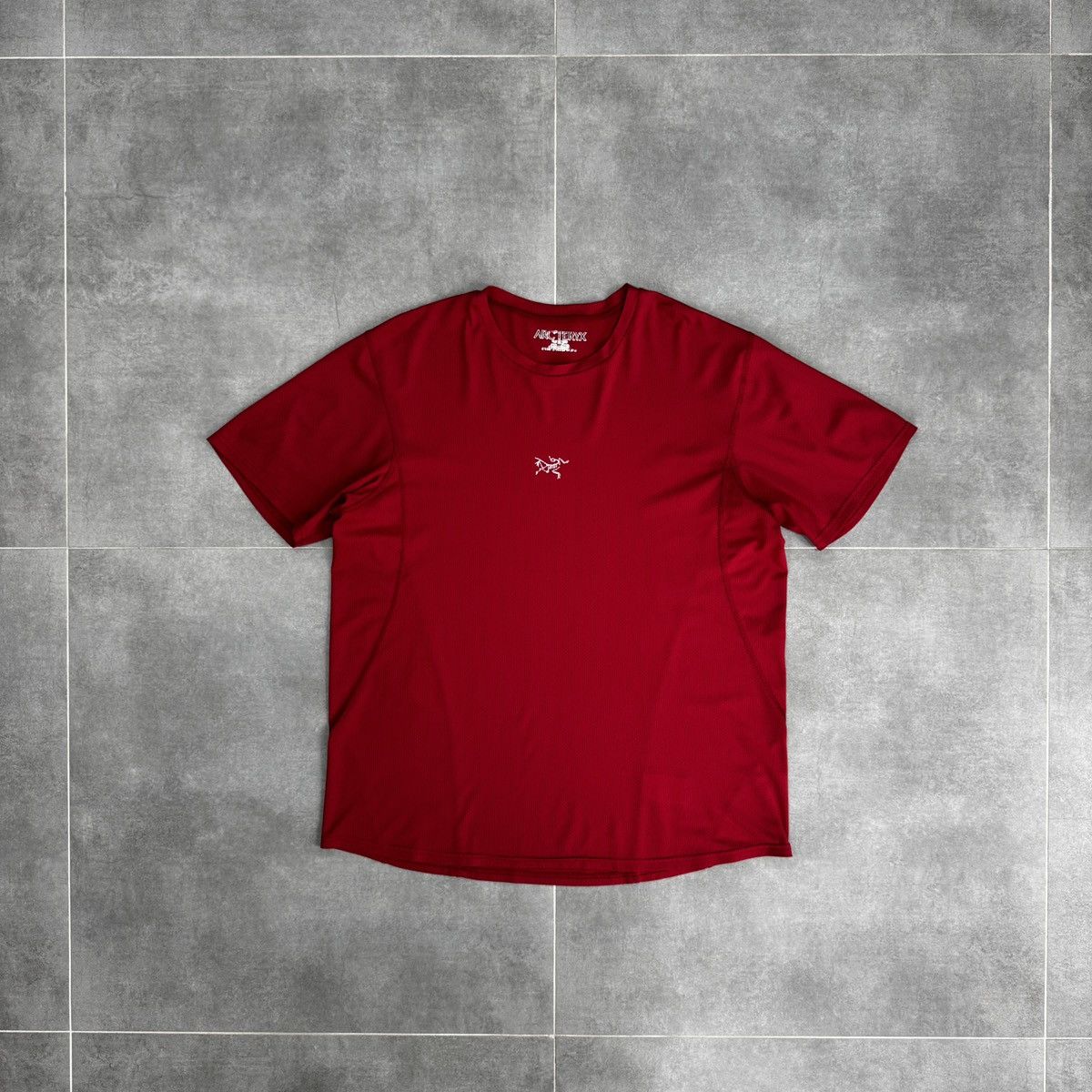 Arc'teryx Vintage Arc'teryx Arcteryx Reflective Logo Y2K Red T-Shirt Size US L / EU 52-54 / 3 - 3 Thumbnail