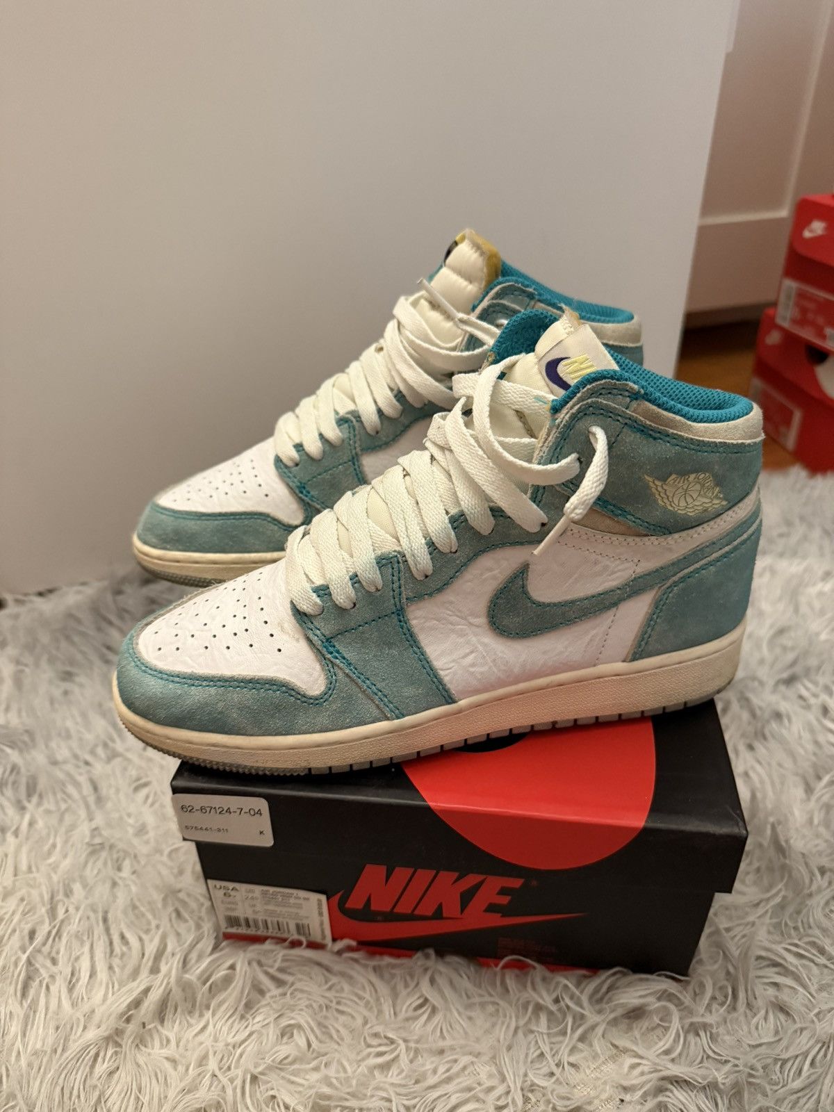 Nike Air Jordan Retro 1 High OG GS Turbo Green Size US 6 / EU 39 - 7 Thumbnail