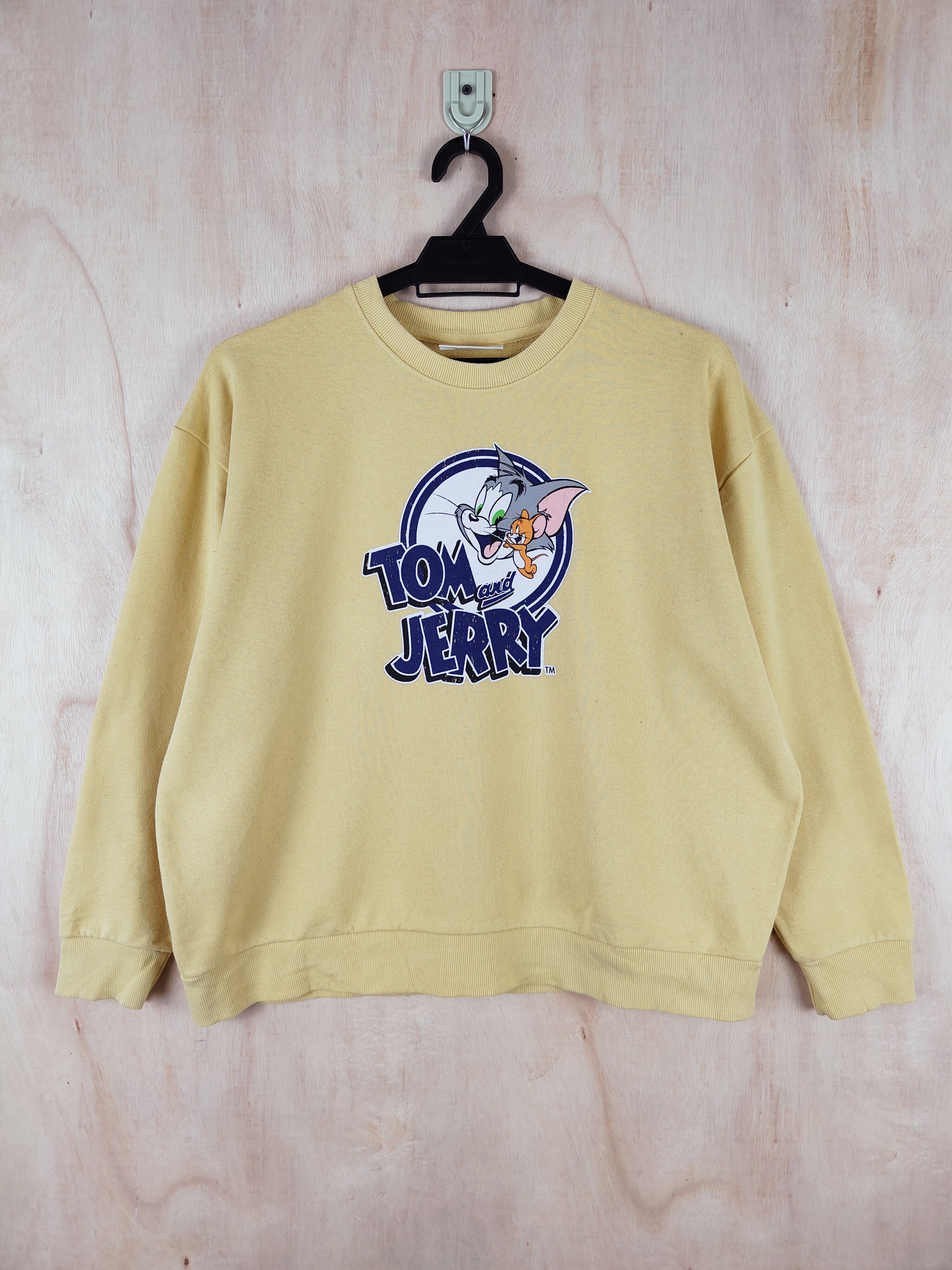 image of Cartoon Network x Movie Tom And Jerry Vintage Yellow Sweatshirts S2577, Men's (Size Small)