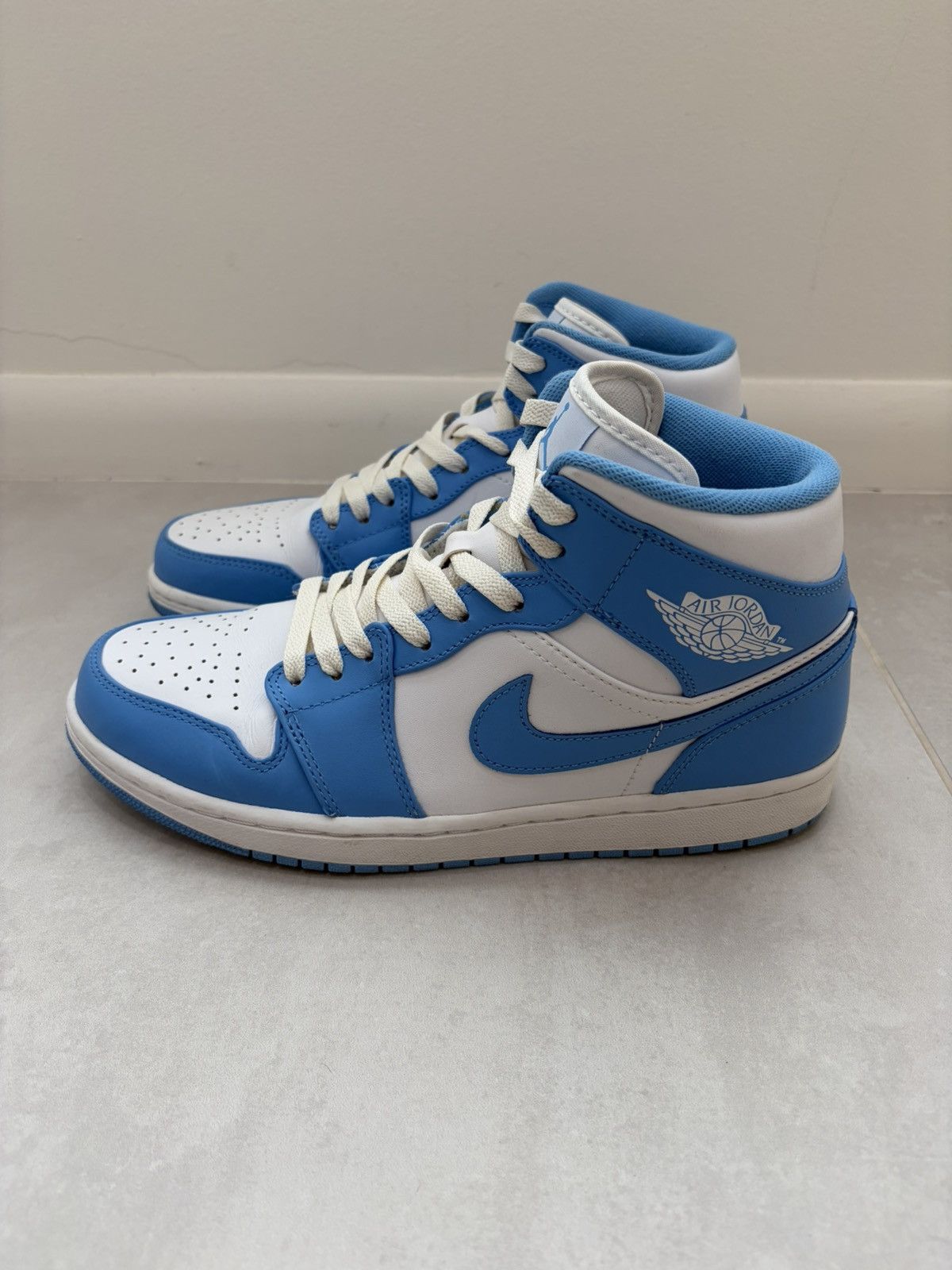 Size 9 - Air Jordan 1 Mid UNC - 554724-106