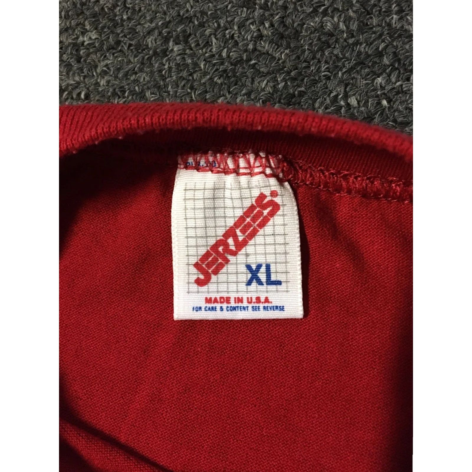 Vintage VINTAGE Wayne County Iowa Spellout Shirt L Men Red 80s 90s College Track School PE Graphic ConcertSingle Stitch T-Shirt Size US L / EU 52-54 / 3 - 4 Thumbnail