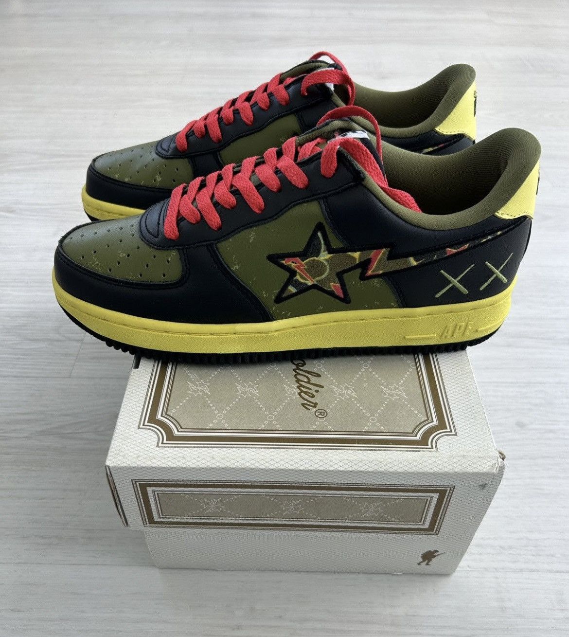 Bape × Kaws VERY RARE OG 2005 A BATHING APE X KAWS BAPESTA Size US 9.5 / EU 42-43 - 1 Thumbnail