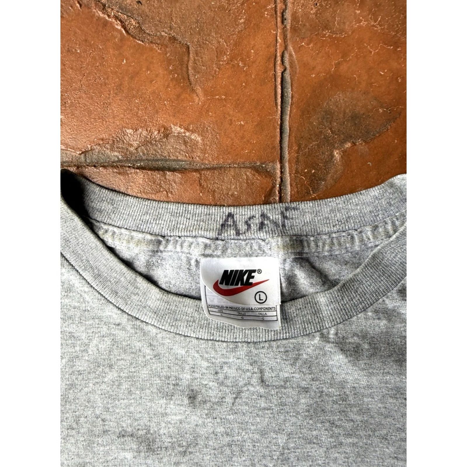 Nike VINTAGE Nike Football Helmet Inherit The Earth T-Shirt Large Men Shirt 90s Sports Graphic Print Gray Cotton Crew Neck Short Sleeve Logo Size US L / EU 52-54 / 3 - 3 Thumbnail
