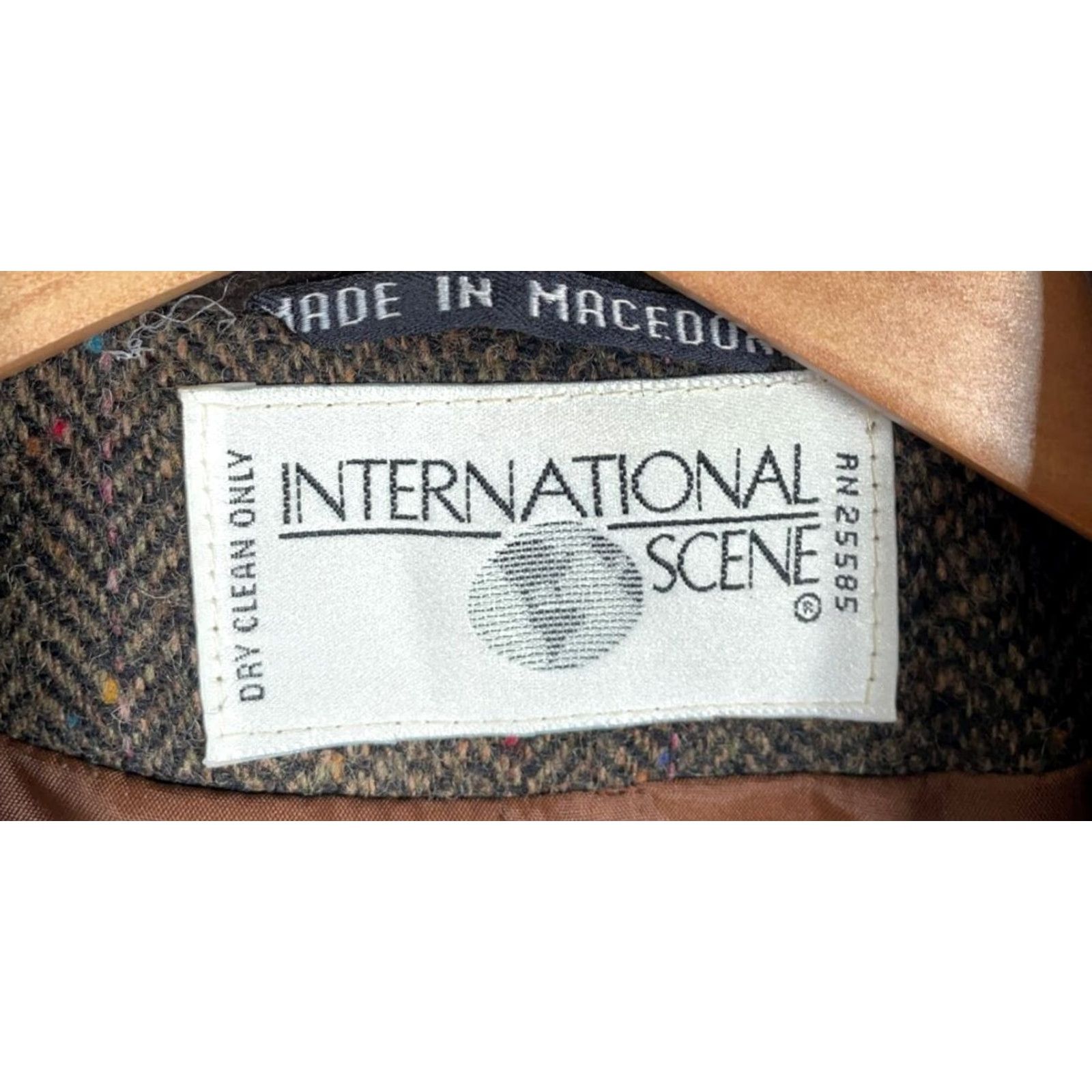 Vintage VINTAGE International Scene Blazer Women's 8 Brown Herringbone Wool Tweed 4 Button VTG Size M / US 6-8 / IT 42-44 - 3 Thumbnail