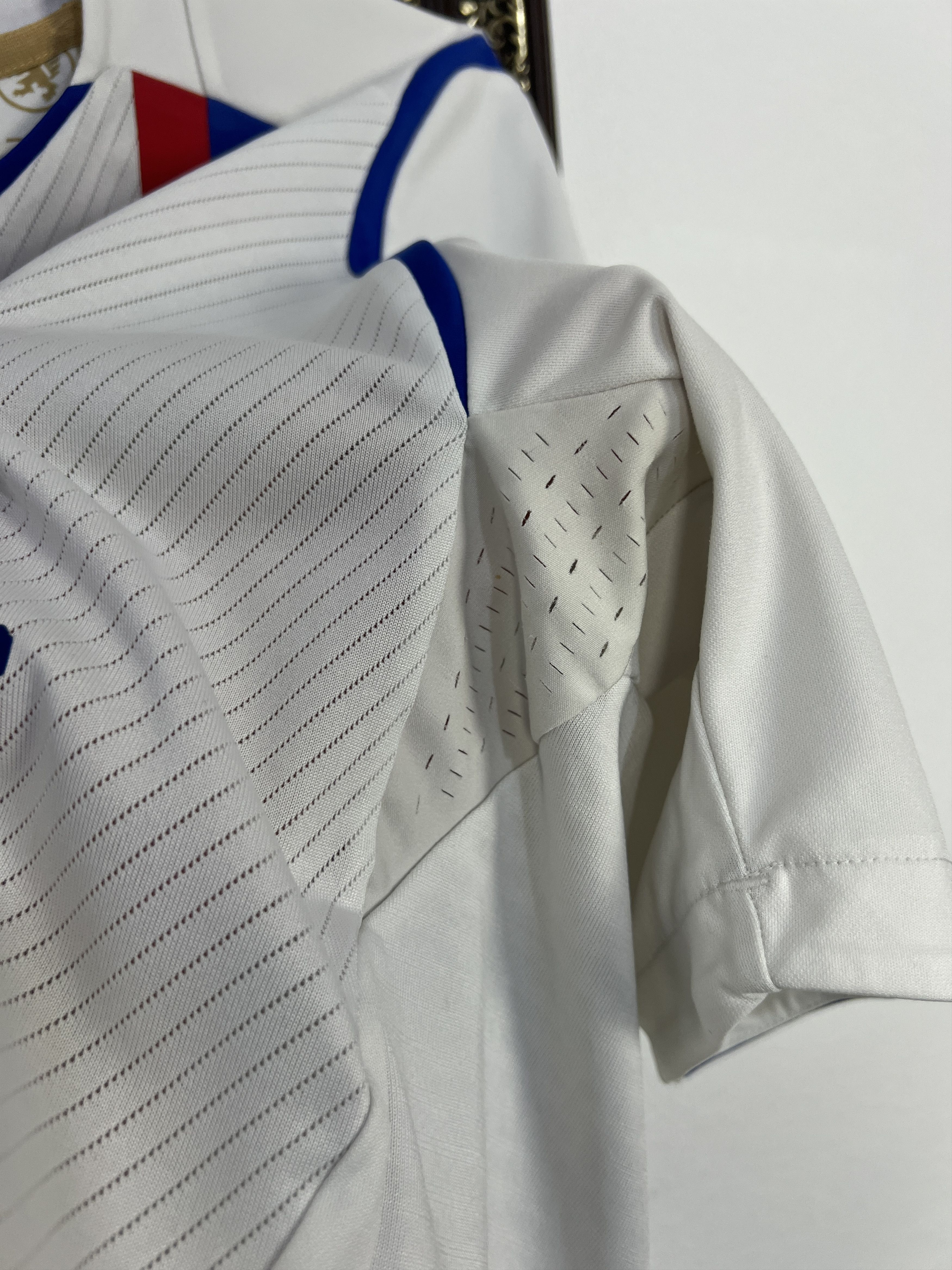 Umbro Olympique Lyonnais Home football shirt 2006 Soccer Umbro Size US L / EU 52-54 / 3 - 7 Thumbnail
