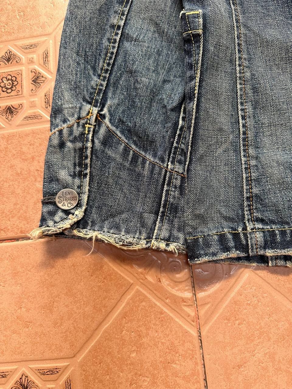 Levi's Vintage Clothing Levis Thrashed Sun Faded Denim Jacket Size US S / EU 44-46 / 1 - 17 Thumbnail