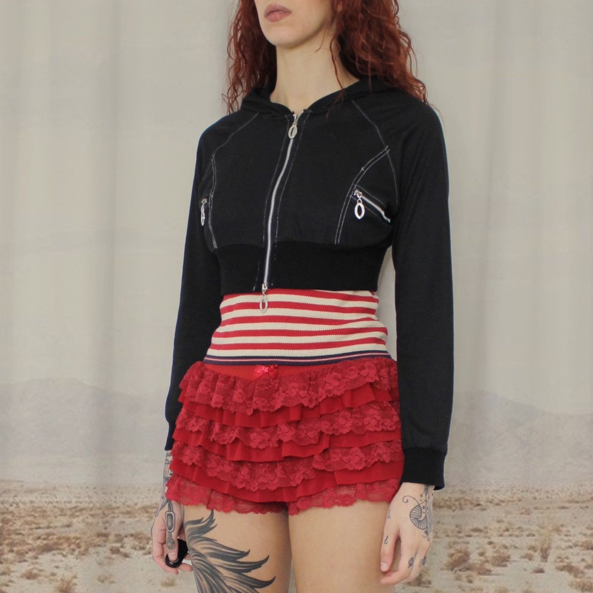 Vintage 🎧BLACK CROP SWEATSHIRT🎧 Size L / US 10 / IT 46 - 2 Thumbnail