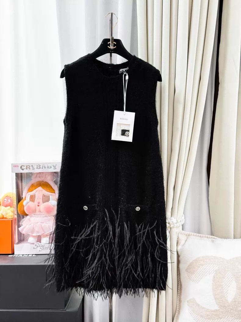 Chanel Chanel Knitted shiny diamond feather vest dress Size XS / US 0-2 / IT 36-38 - 1 Thumbnail