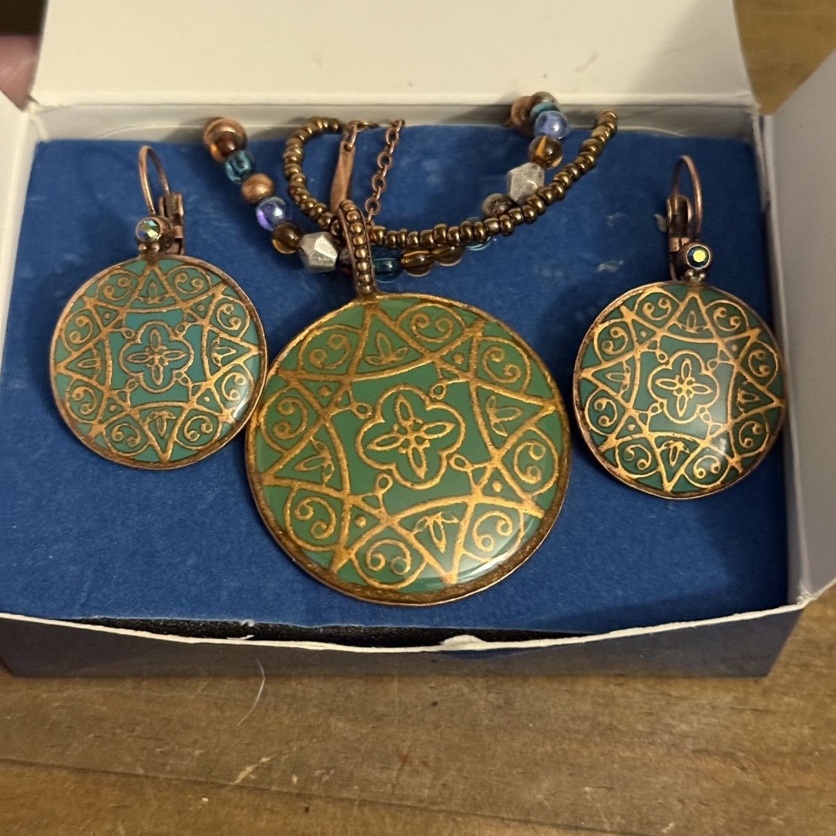 Other Avon Nina Ricci beaded medallion necklace/earrings set Size ONE SIZE - 9 Thumbnail