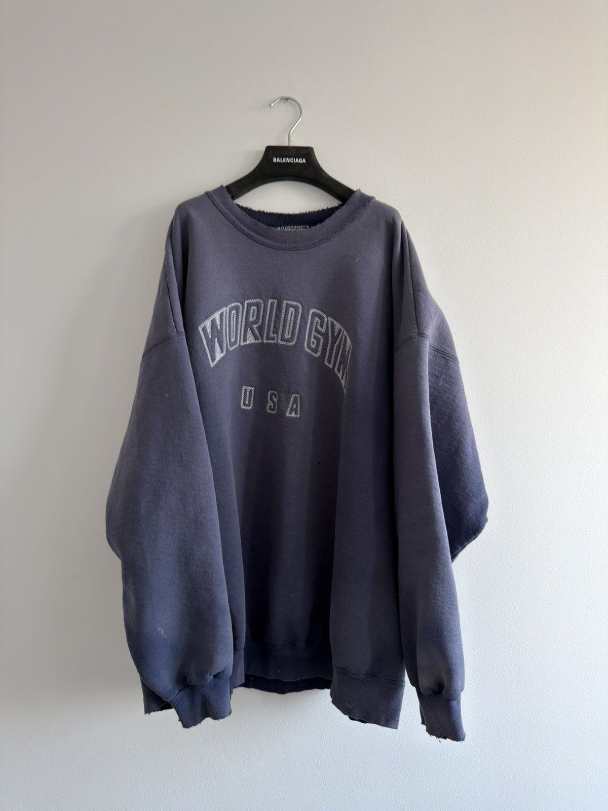 *RARE* 1990s WORLD GYM BODYBUILDING SUN FADED NAVY CREWNECK