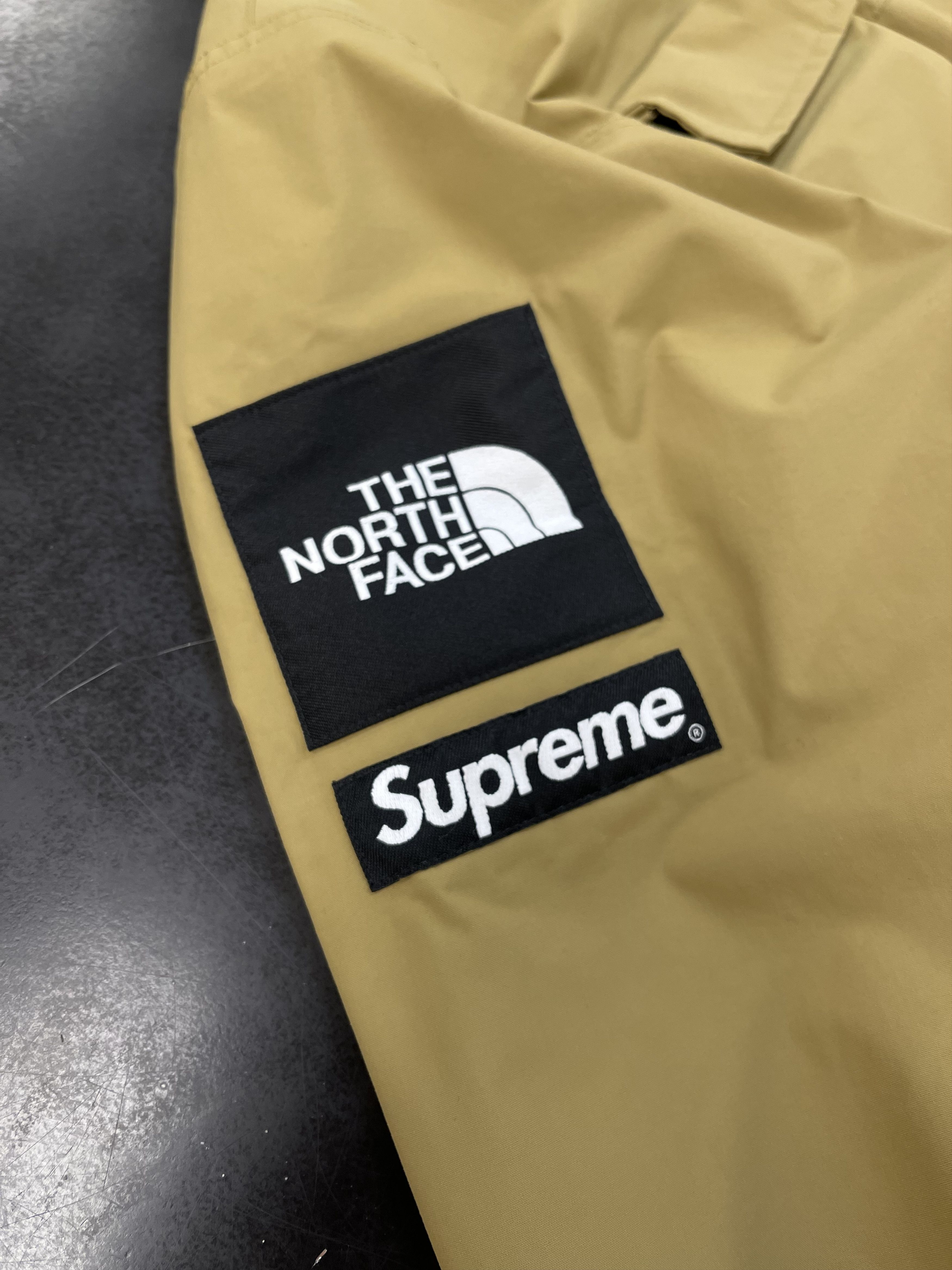 Supreme × The North Face Supreme The North Face Cargo Jacket Gold SS20 Size US L / EU 52-54 / 3 - 2 Thumbnail