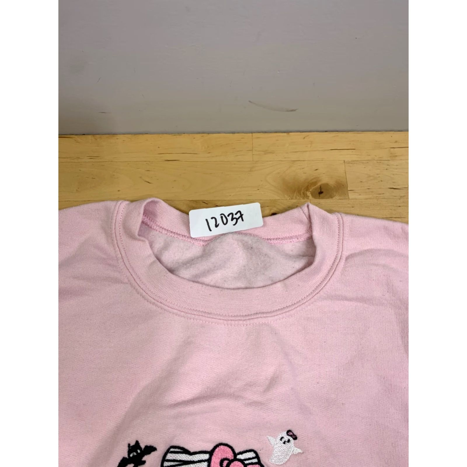 Vintage Hello Kitty Sweatshirt Women 2XL Pink Mummy Halloween Embroidered Pullover 12037 Size XXL / US 16-18 / IT 52-54 - 3 Thumbnail