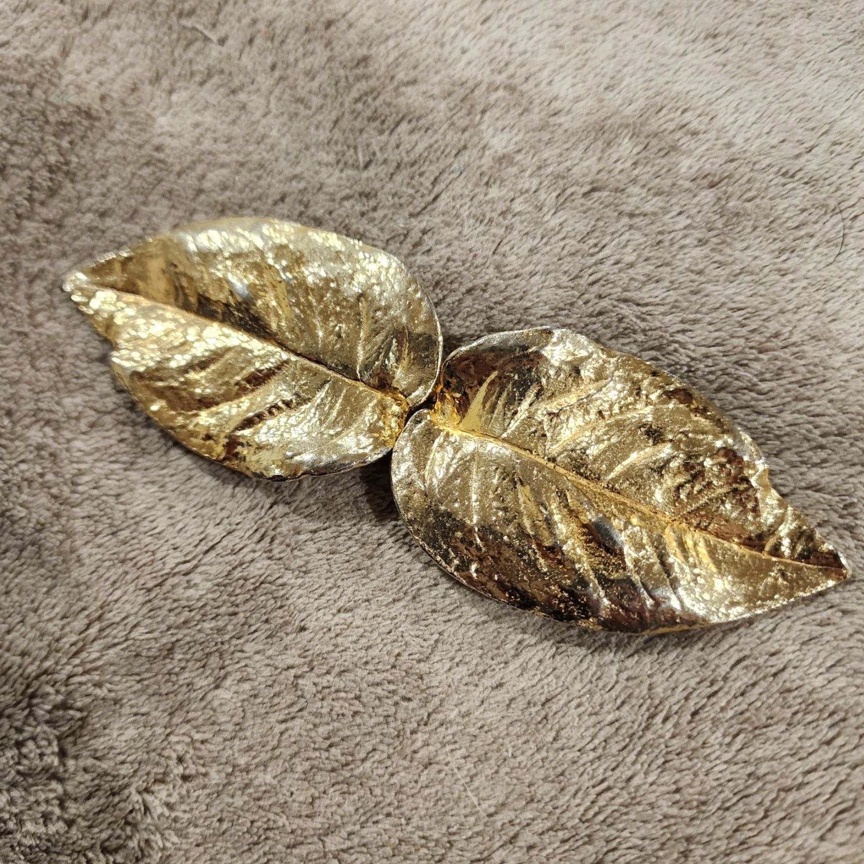 Vintage VINTAGE Mimi di N Leaf Cluster Belt Buckle Interlocking Gold Women 1970s Belt Buckle Gold Leaf Cluster Interlocking Mimi di N Womens Vintage 1970s Size ONE SIZE - 4 Thumbnail