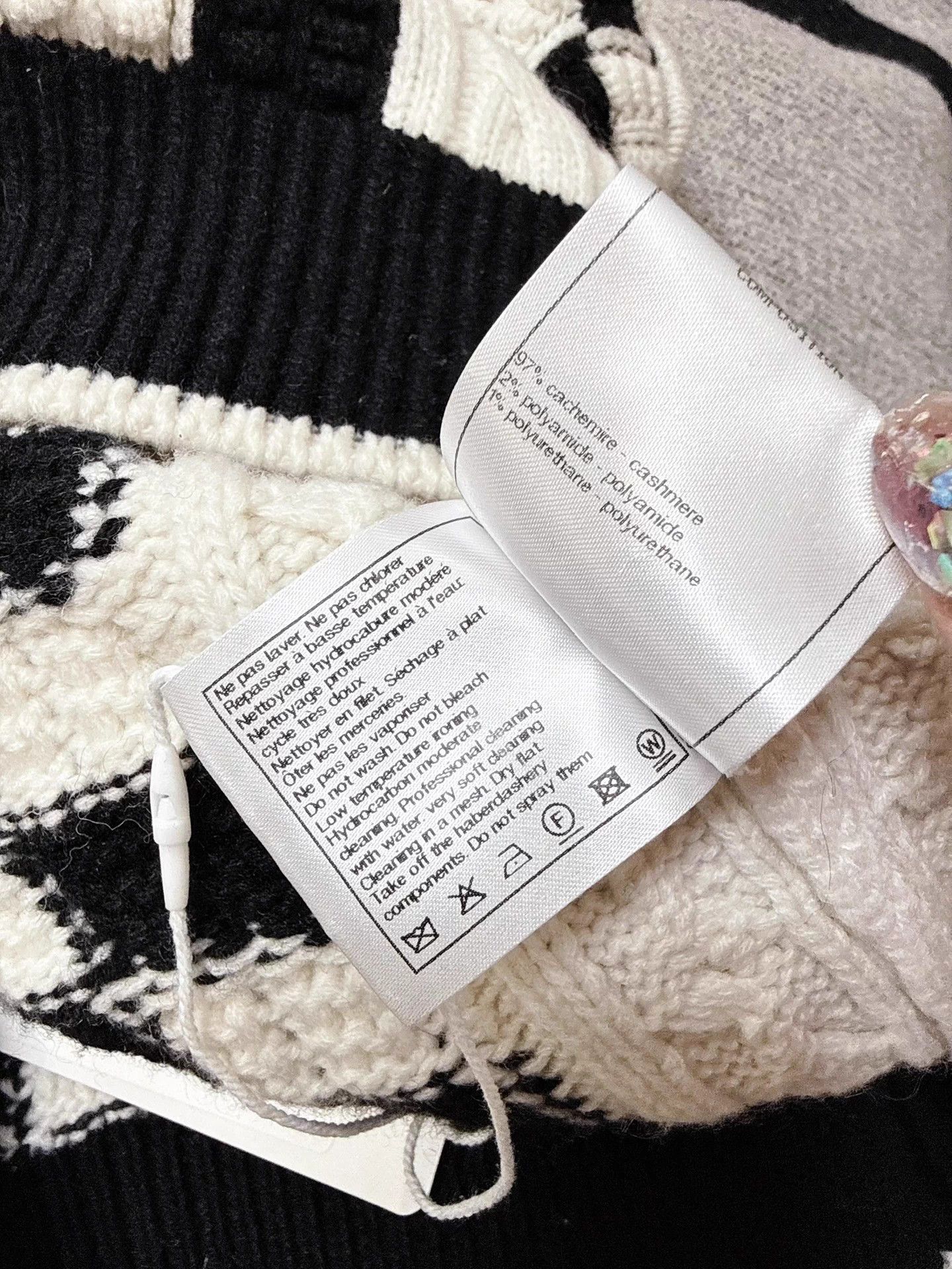 Chanel Chanel 23C B&W V-neck Mosaic Racing Check Pullover 36 Size XS / US 0-2 / IT 36-38 - 6 Thumbnail