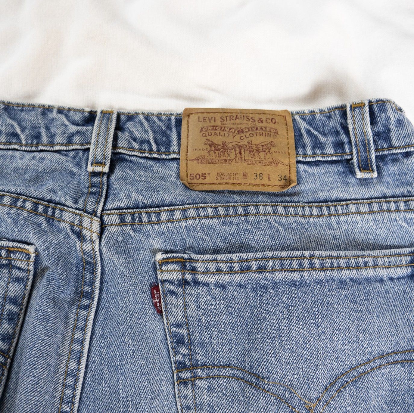 Levi's Vintage 1999 Levi’s 550 – W38 L34 – Relaxed Fit – Light Wash Size US 38 / EU 54 - 7 Thumbnail