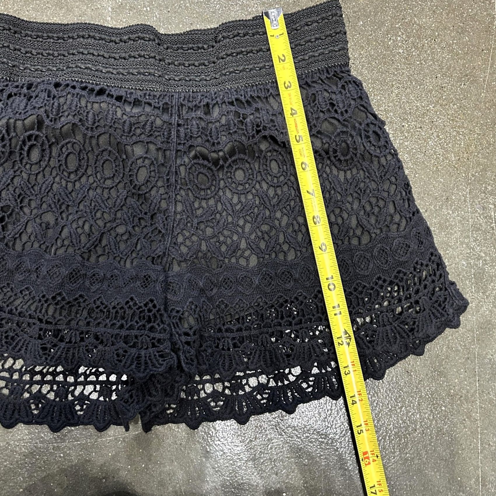 Vintage VINTAGE? Crochet Lace Shorts Womens Small Black Lined Elastic Waist Boho Festival Size 26" / US 2 / IT 38 - 3 Thumbnail