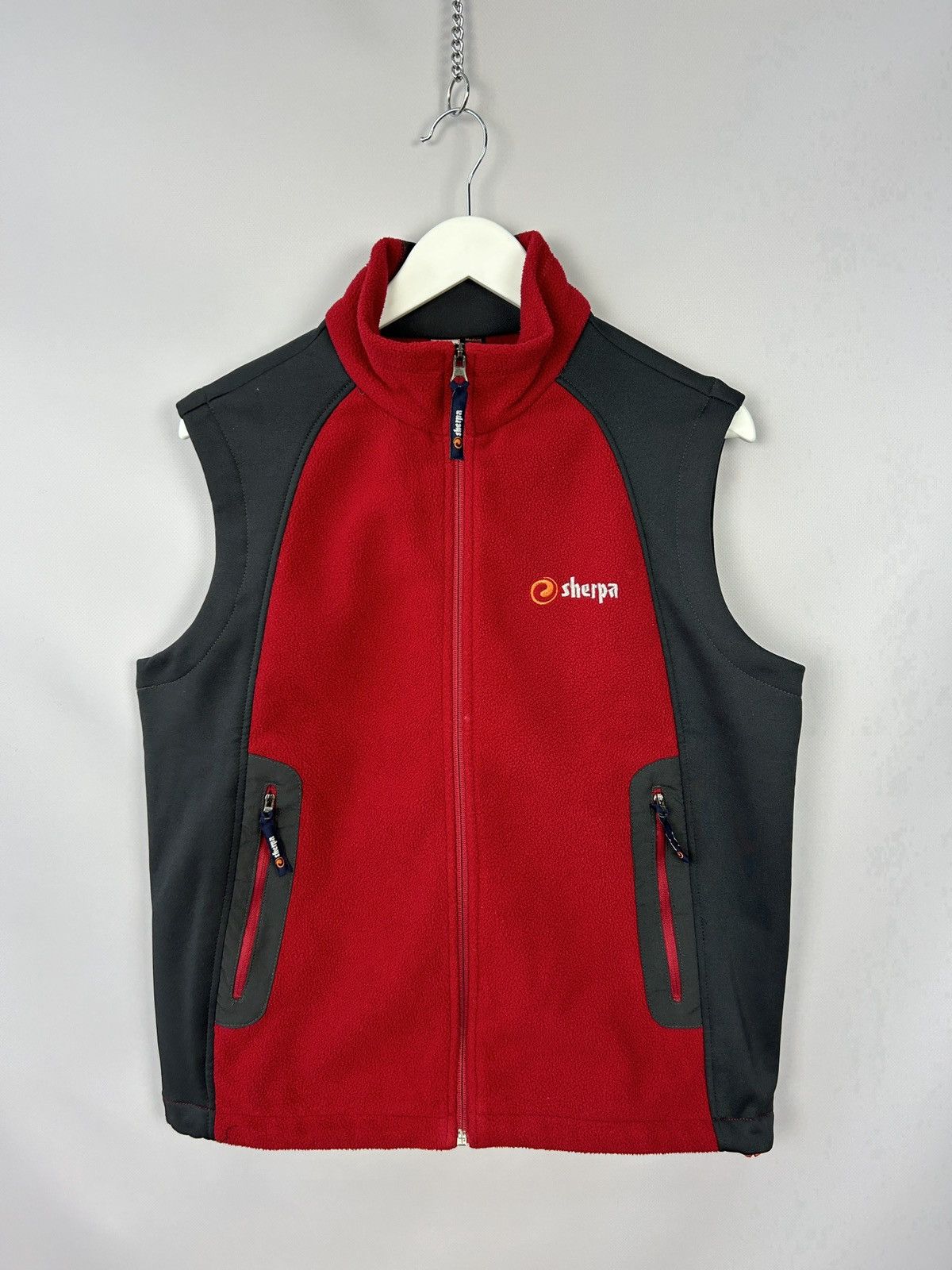 Other Sherpa Hiunchuli Fleece Grey Red Gilet Vest Size M Size US M / EU 48-50 / 2 - 1 Thumbnail
