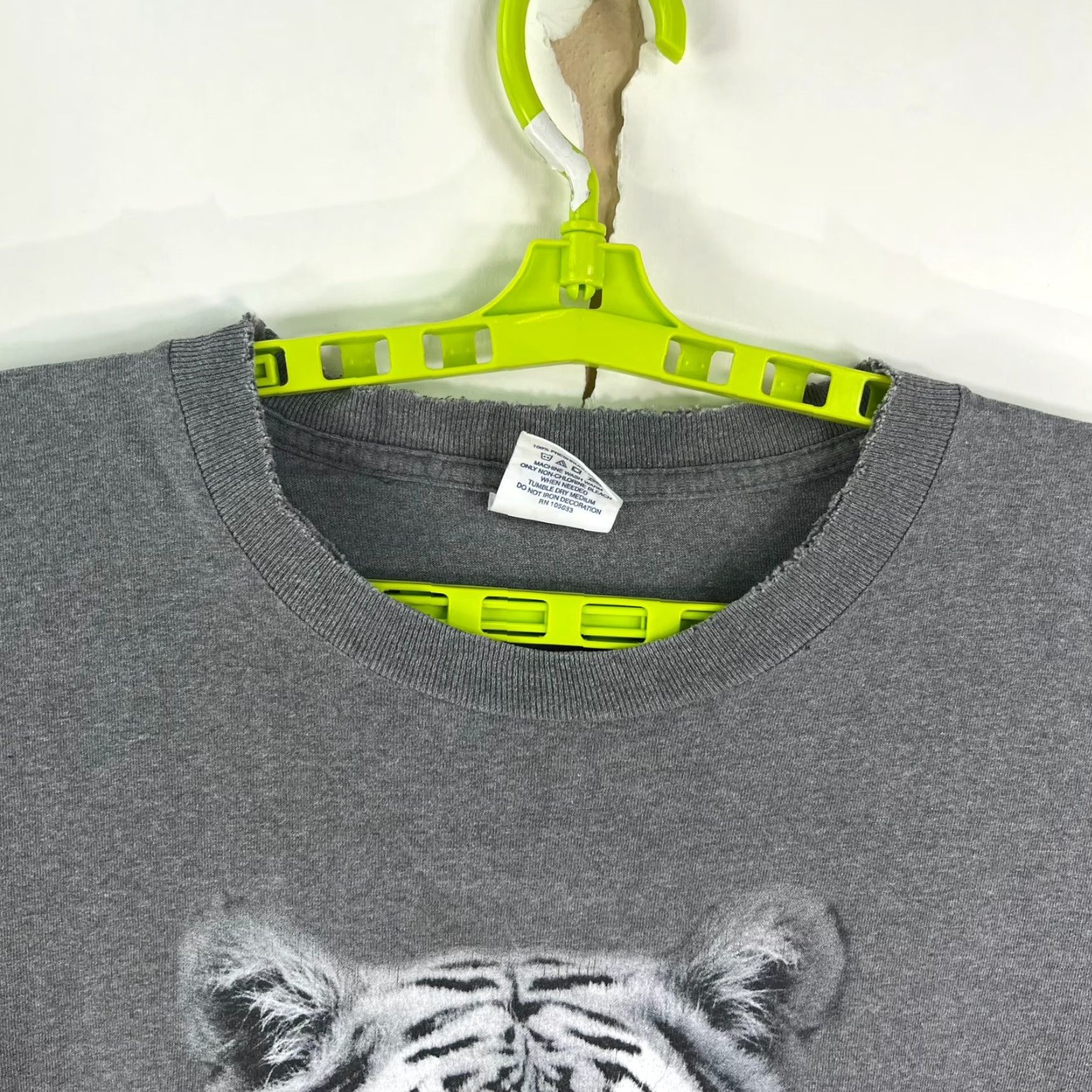 Vintage VINTAGE Alore Shirt Mens 2XL Gray White Tiger - Crew Neck Short Sleeve USA Graphic Distressed Endangered Limited Edition Size US XXL / EU 58 / 5 - 4 Thumbnail