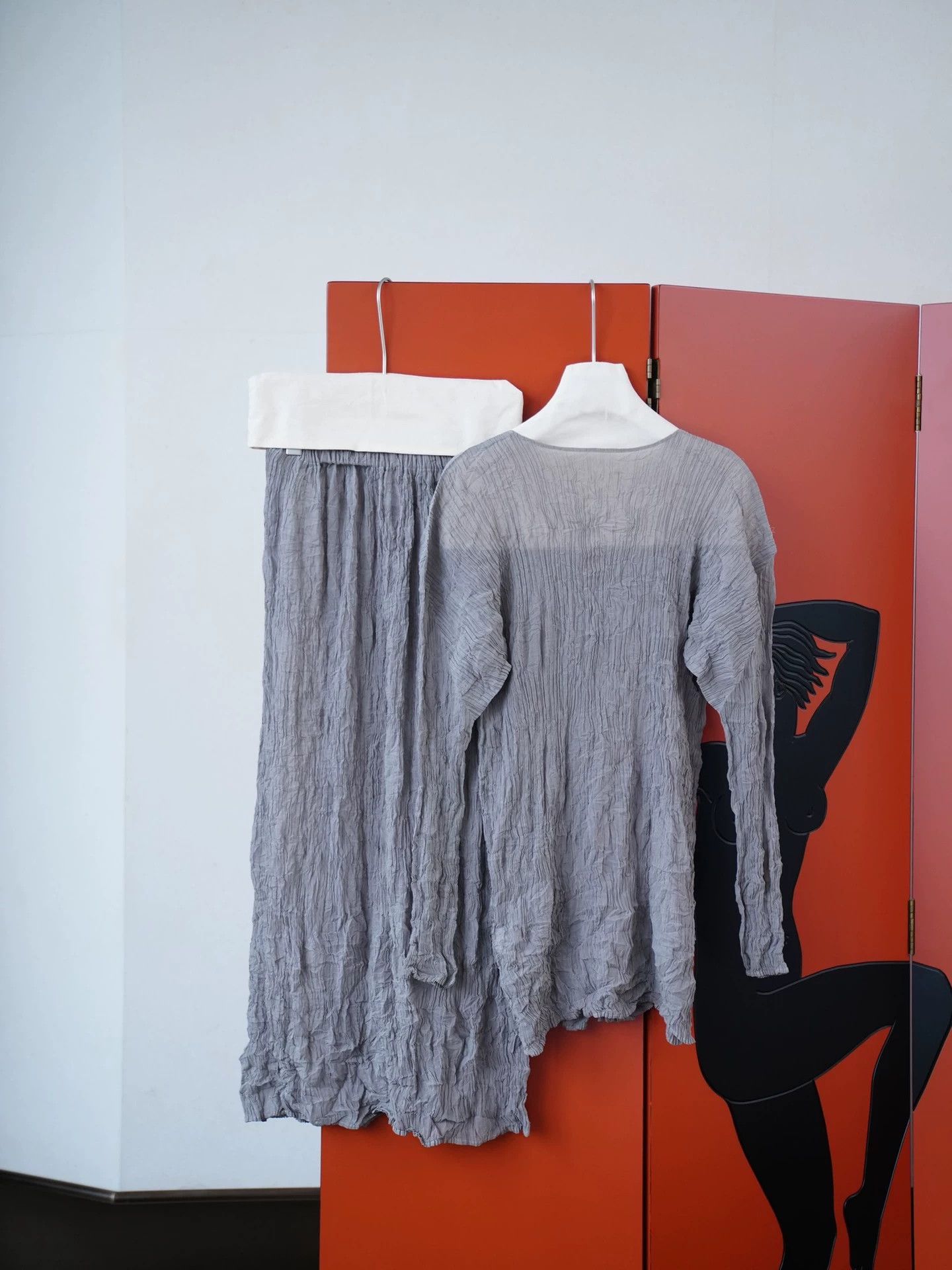 Issey Miyake Issey Miyake 1990s Silk Pleated Charcoal Gray Top & Skirt Size M / US 6-8 / IT 42-44 - 4 Thumbnail