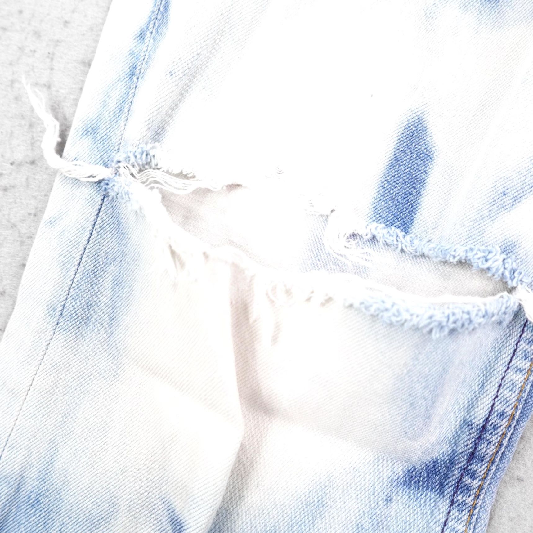 Levi's VINTAGE Levi's Jeans Mens 32 Bleach Dye Denim 501 0118 Distressed Button Fly 90s Jeans Mens 90s USA Blue Size US 32 / EU 48 - 4 Thumbnail