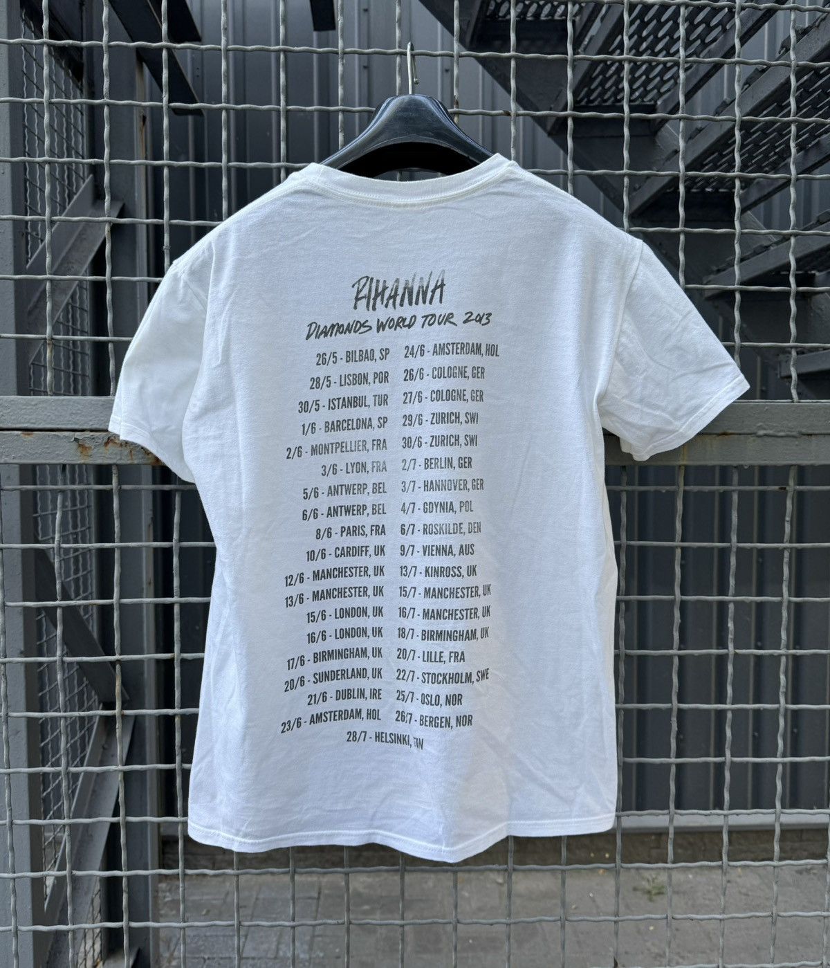 Band Tees Vintage Rihana Diamonds 2013 Tour T shirt Naked Size US M / EU 48-50 / 2 - 2 Thumbnail