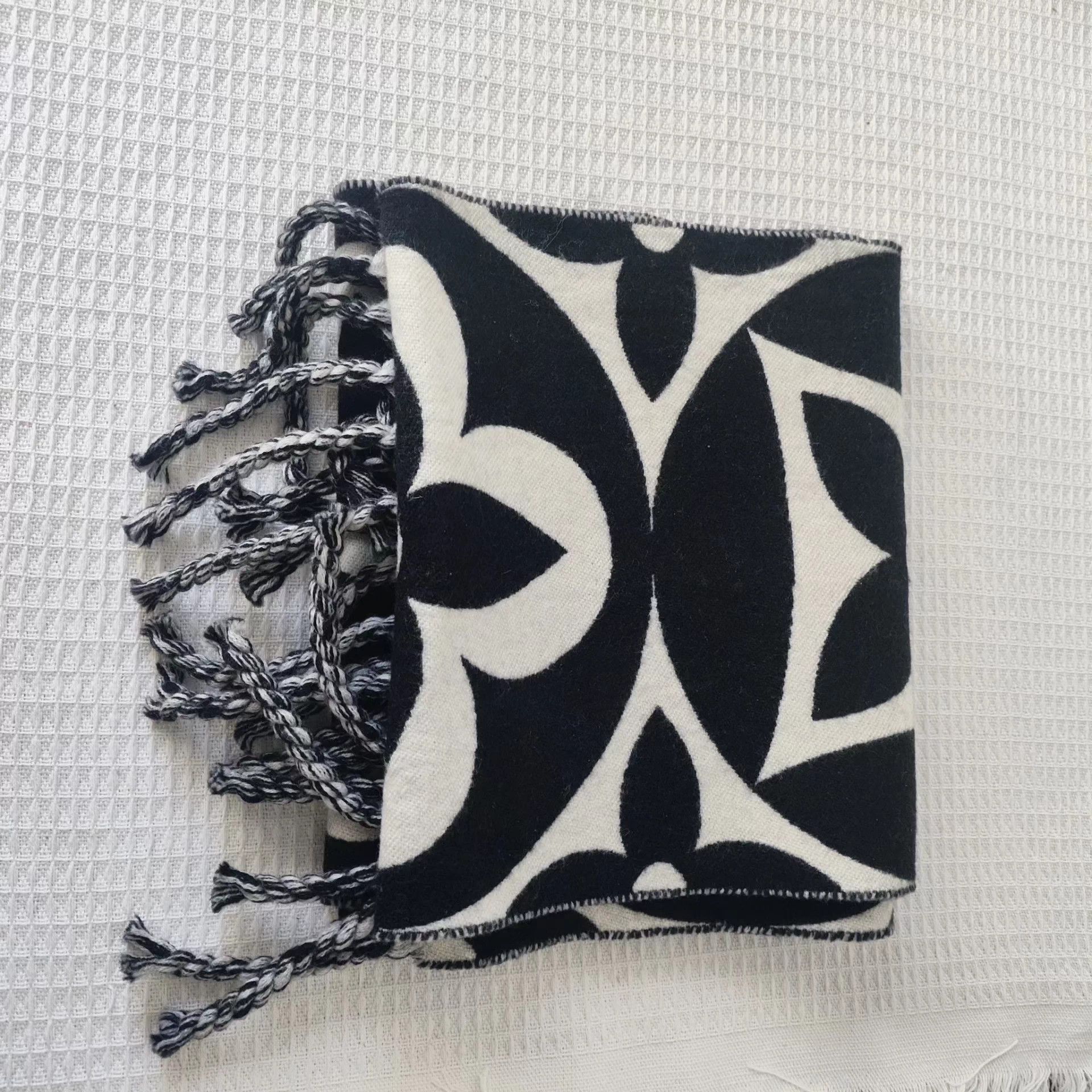 Louis Vuitton LV Wool Scarf Black & White Double-Faced 209/30 Size ONE SIZE - 1 Thumbnail