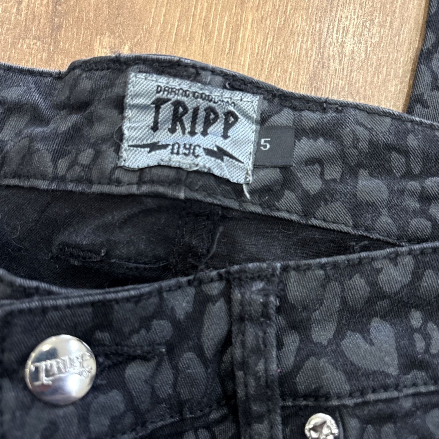 Tripp NYC VINTAGE Tripp NYC Black on Black Leopard Print Coated Pants Women 5 Skinny 28x32 Gothic/Club Hip Hop Band Style Size 27" / US 4 / IT 40 - 2 Thumbnail
