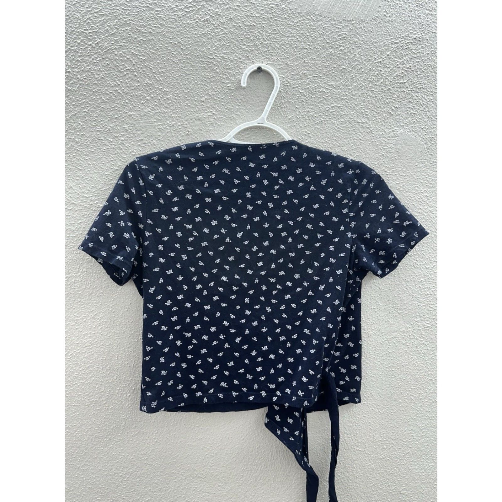 Brandy Melville Brandy Melville Womens Shirt Blue Floral Short Sleeve Cropped Crossover Wrap Tie Shirt Women Cropped Floral Short Sleeve Tie Size ONE SIZE - 7 Thumbnail