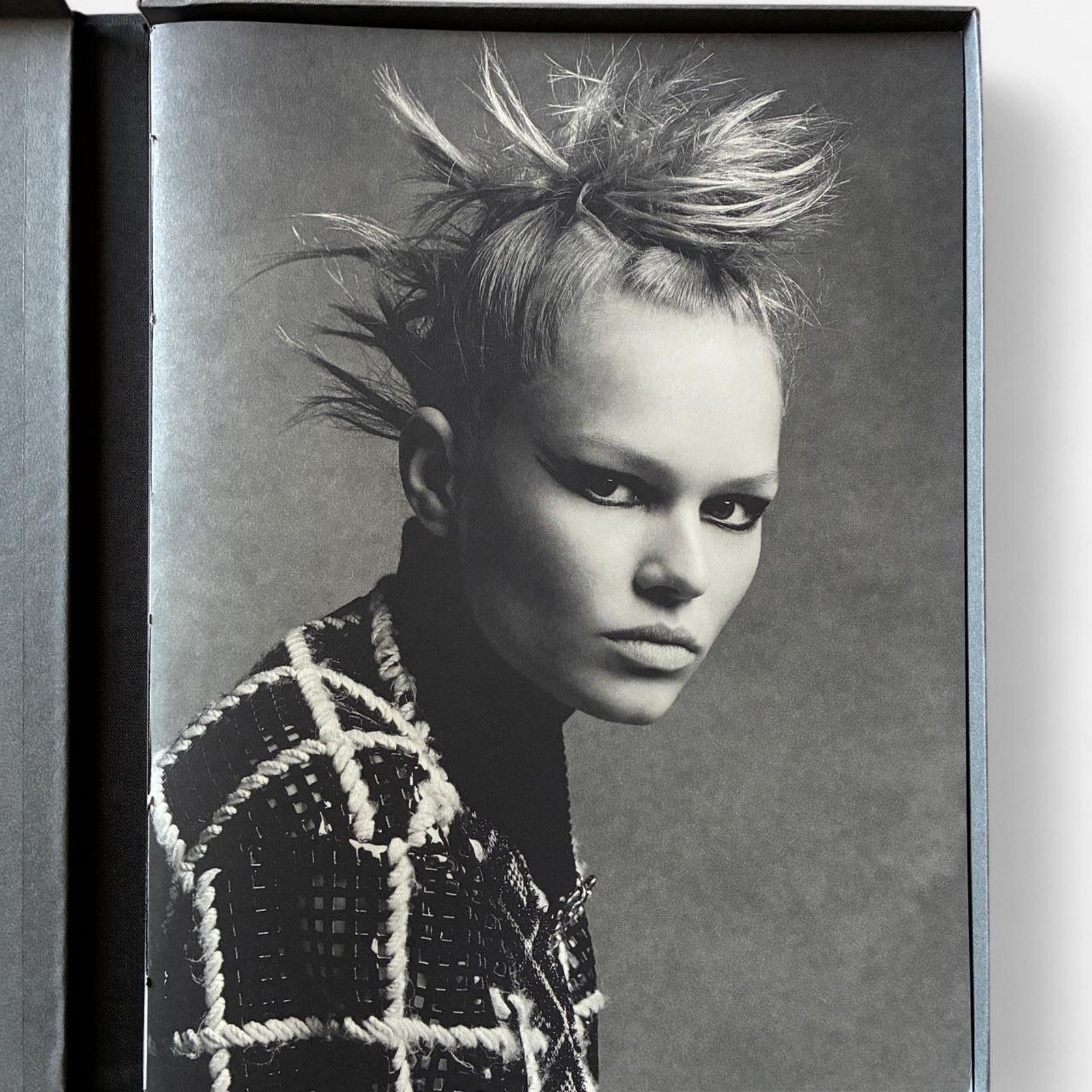 Chanel Chanel F/W 2015/16 look book catalog BY KARL LAGERFELD Size ONE SIZE - 3 Thumbnail
