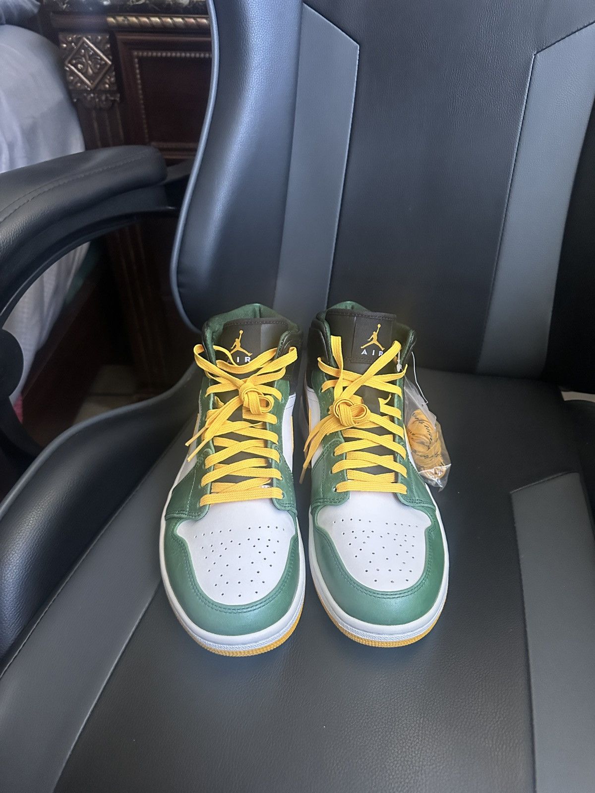 Jordan Brand Air Jordan 1 Mid ‘Sonics’ DS Size US 10 / EU 43 - 3 Thumbnail