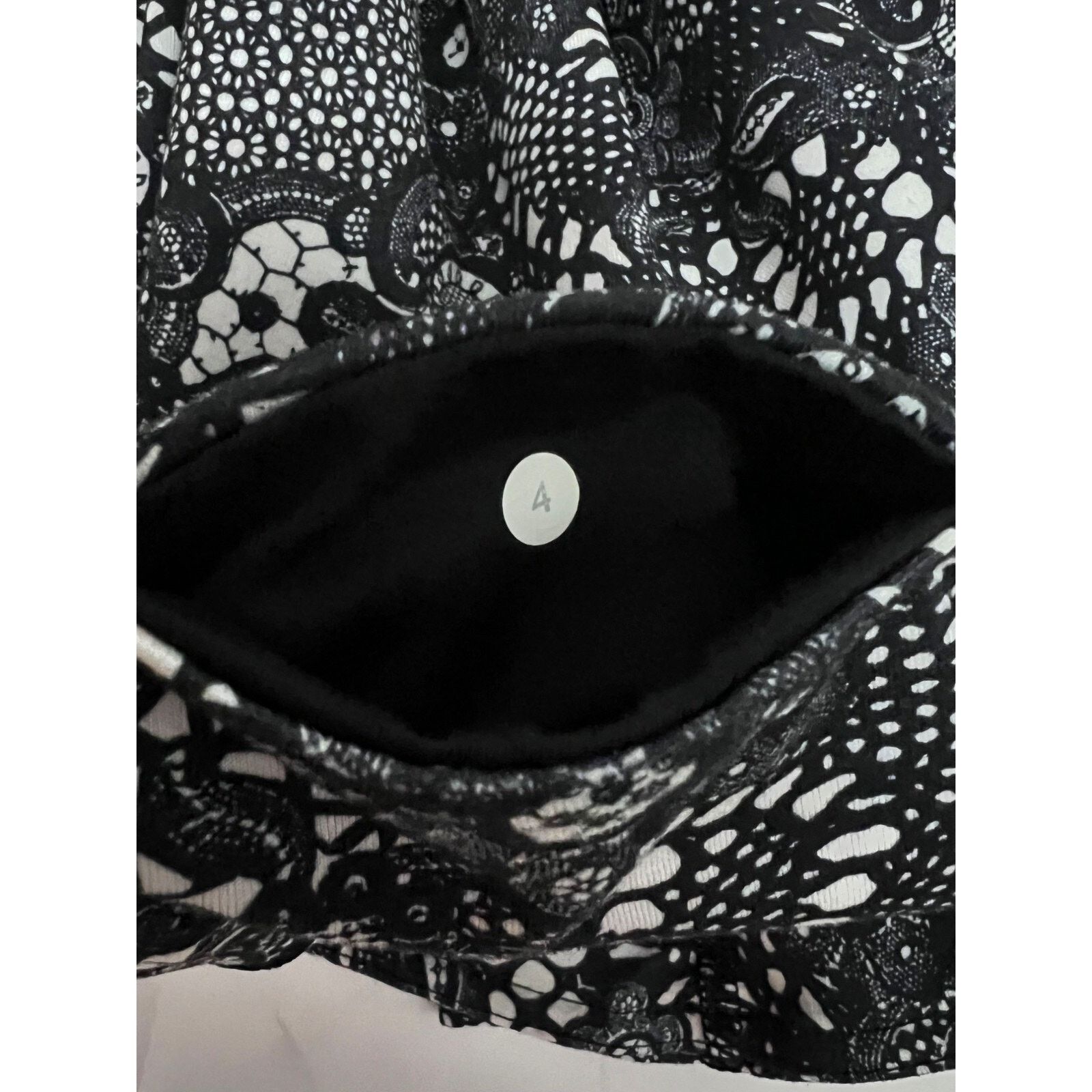 Lululemon Lululemon Wunder Under Crop III Leggings Pretty Lace Sz 4 Size 25" / US 0 / IT 36 - 11 Thumbnail