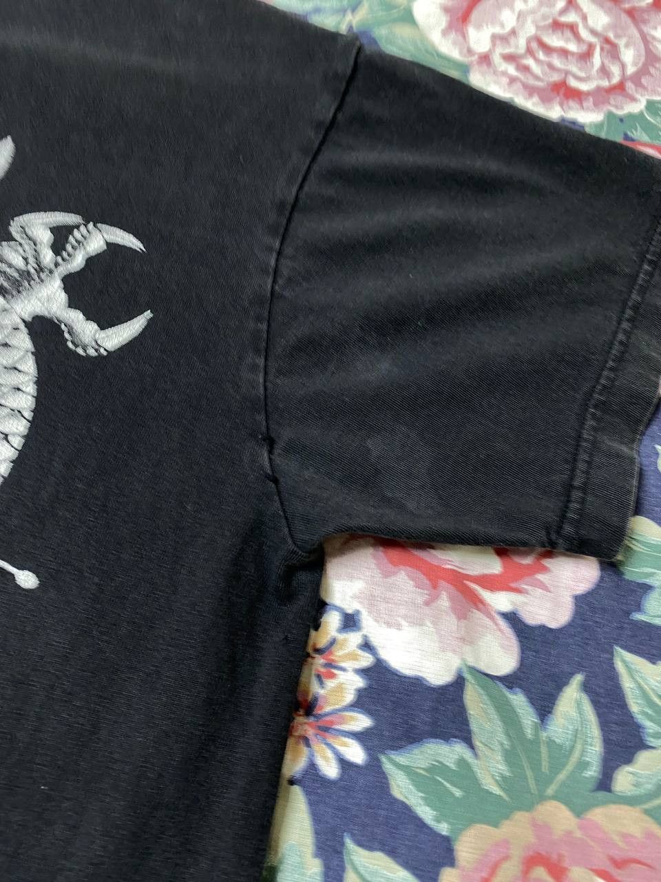 Band Tees × Vintage Vintage streetwear tee Dragon ower print Size US M / EU 48-50 / 2 - 9 Thumbnail