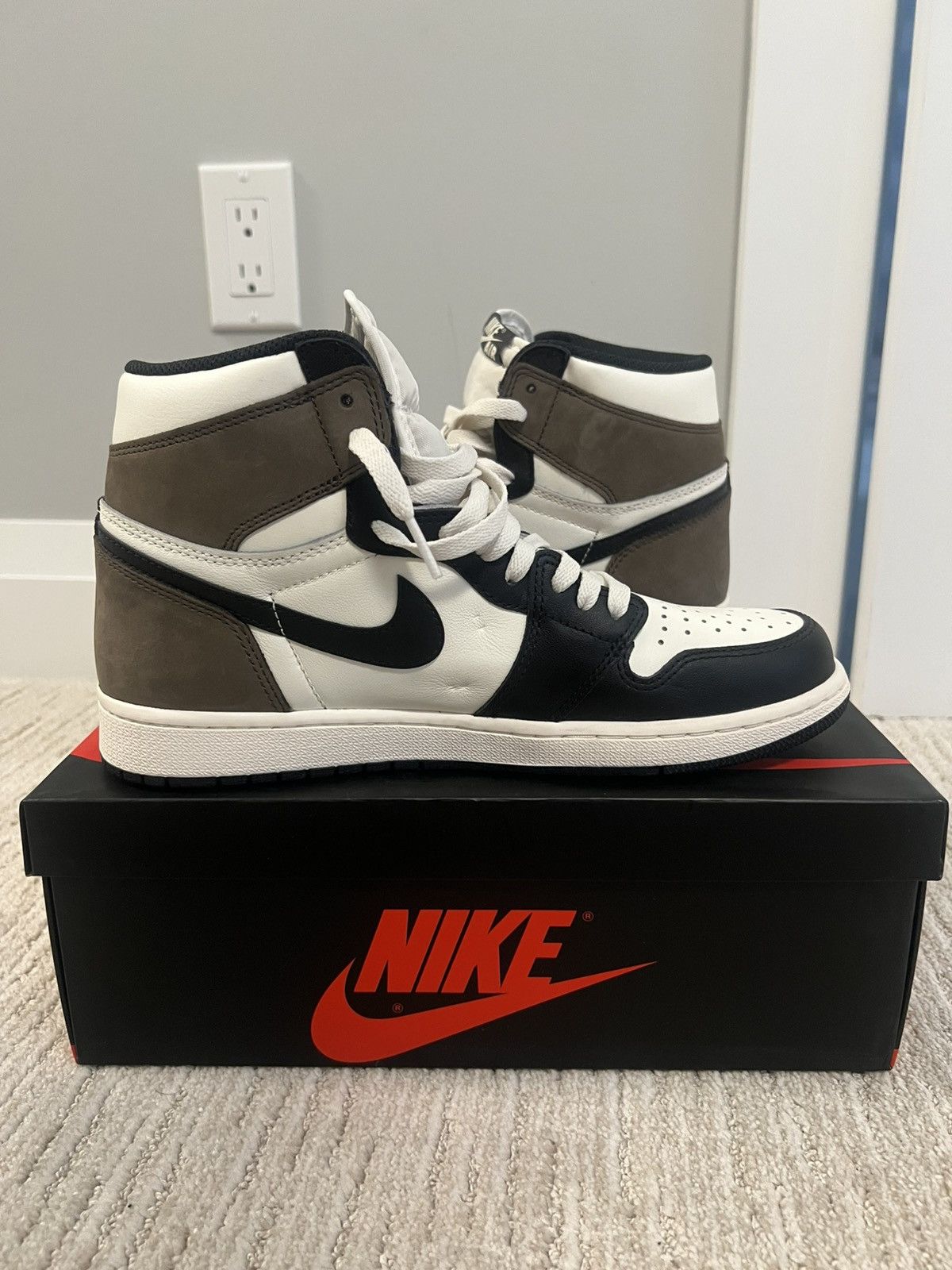 Nike Jordan 1 Retro High Dark Mocha Size US 9.5 / EU 42-43 - 8 Thumbnail