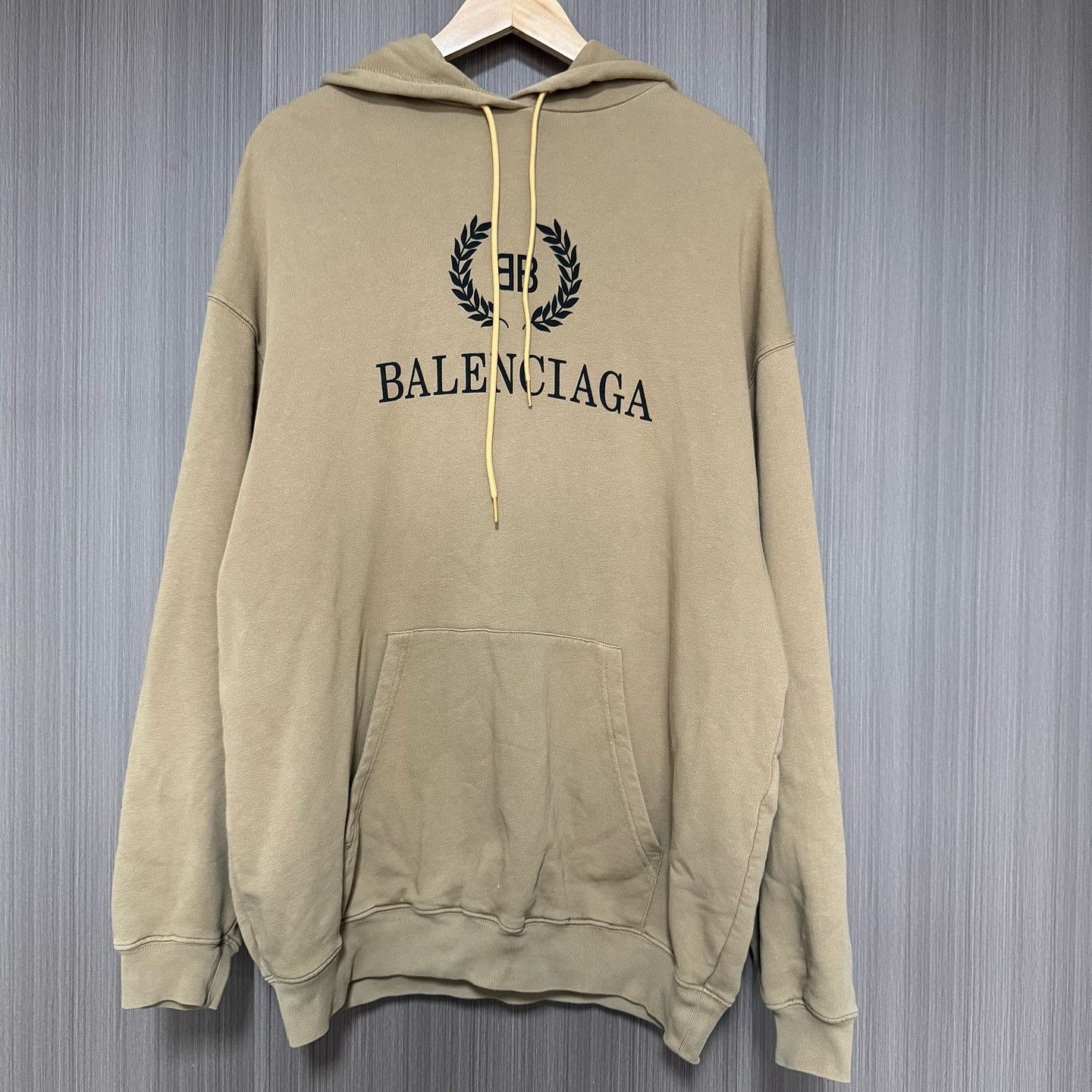 Balenciaga Balenciaga Laurel Logo Hoodie Beige Size XS Size US XS / EU 42 / 0 - 1 Thumbnail