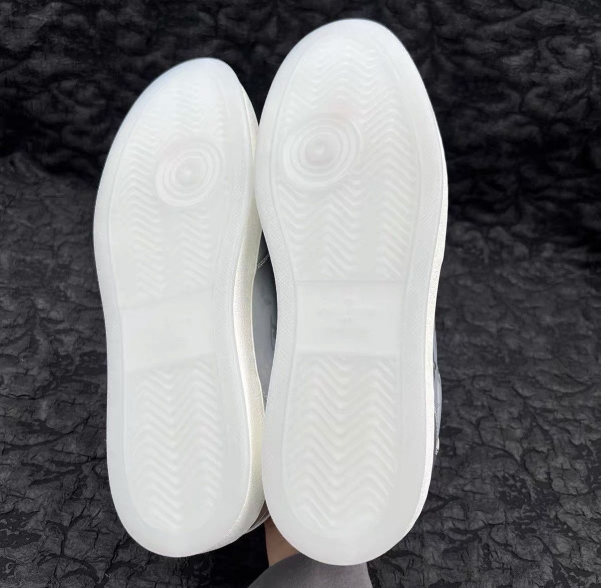 Louis Vuitton Louis Vuitton Rivoli Silver Grey All-over Print Sneakers J41 Size US 10 / EU 43 - 4 Thumbnail