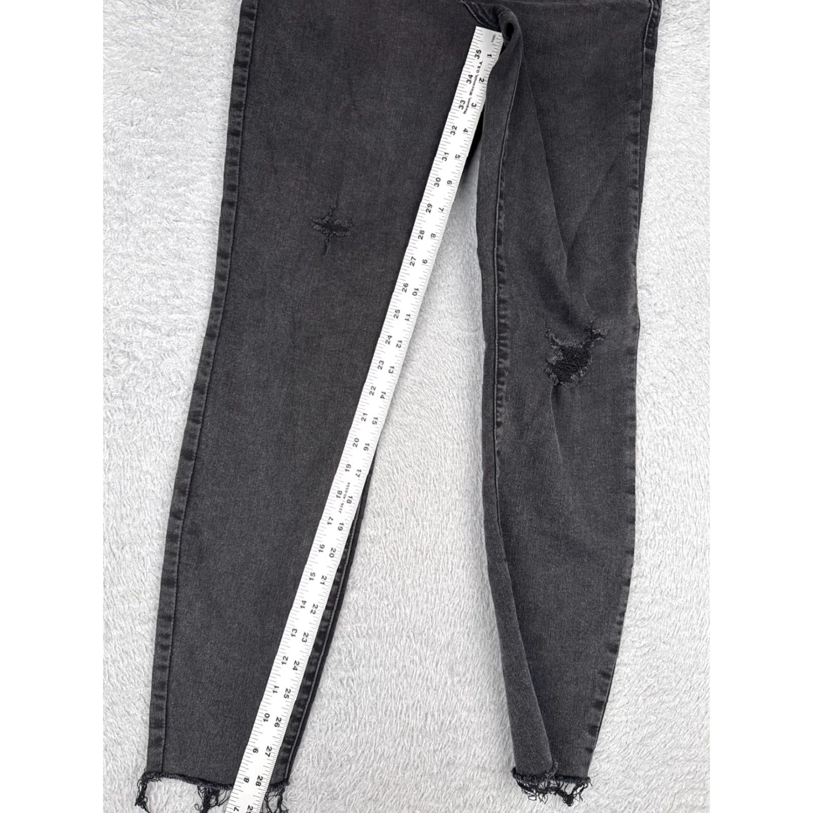 Vintage Maurices Jeans Women 6 Black Denim Skinny Tapered Distressed Raw Hem Button Fly Jeans Size 28" / US 6 / IT 42 - 7 Thumbnail