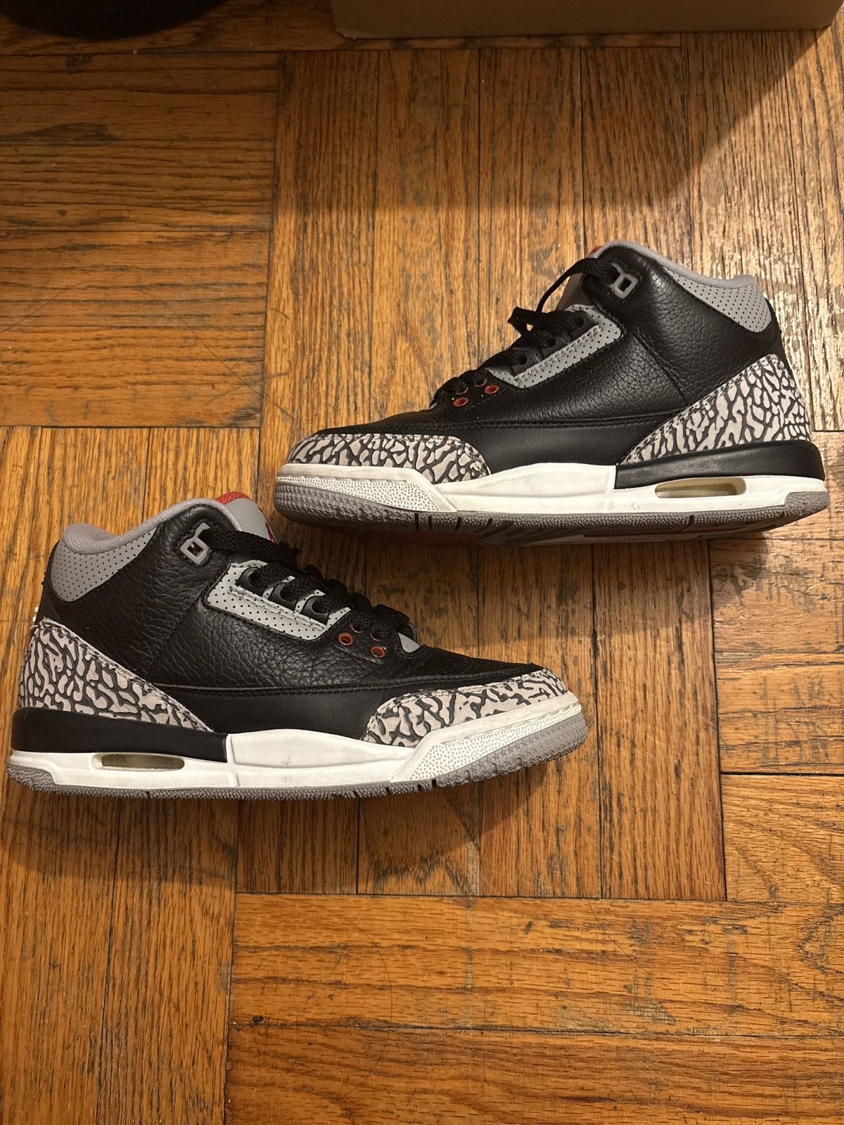 Jordan Brand Jordan Retro 3- Black Cement Gradeschool (GS) Size US 5 / EU 37 - 4 Thumbnail